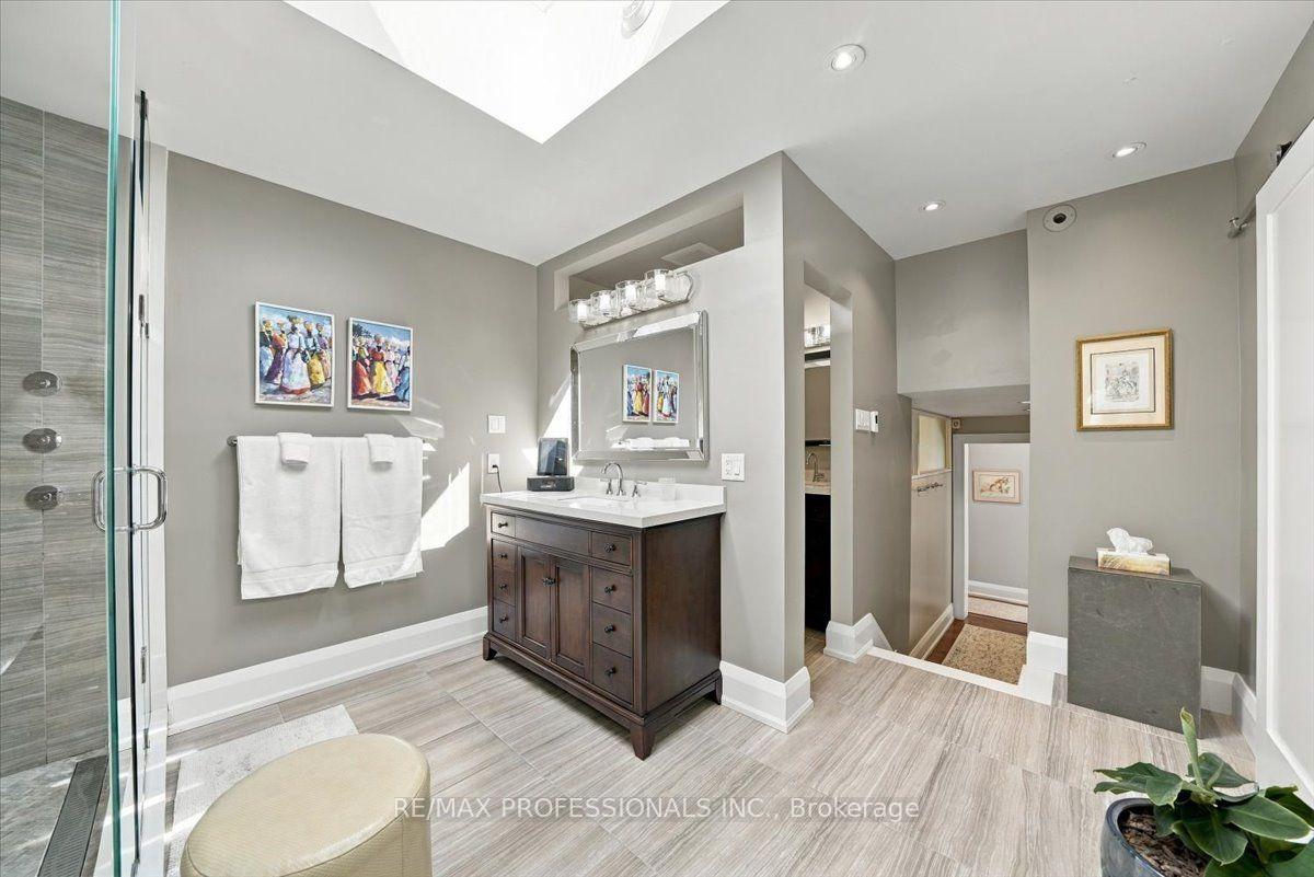 Photo 35 of 17 King Georges Road, Etobicoke, Kingsway South — HOMEH