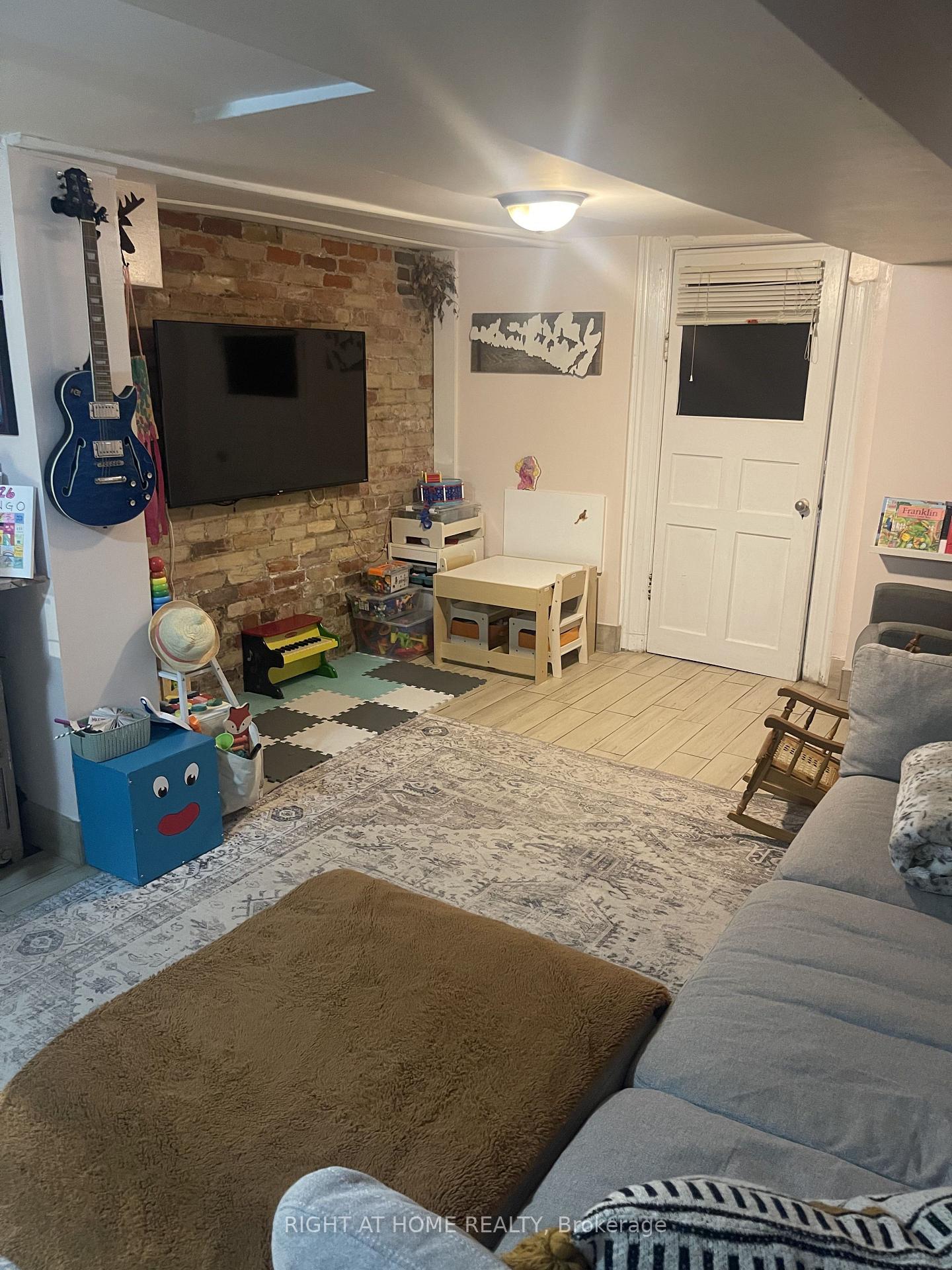 Photo 2 of Unit Lower Level, 109 Lippincott Street, Toronto, University — HOMEH