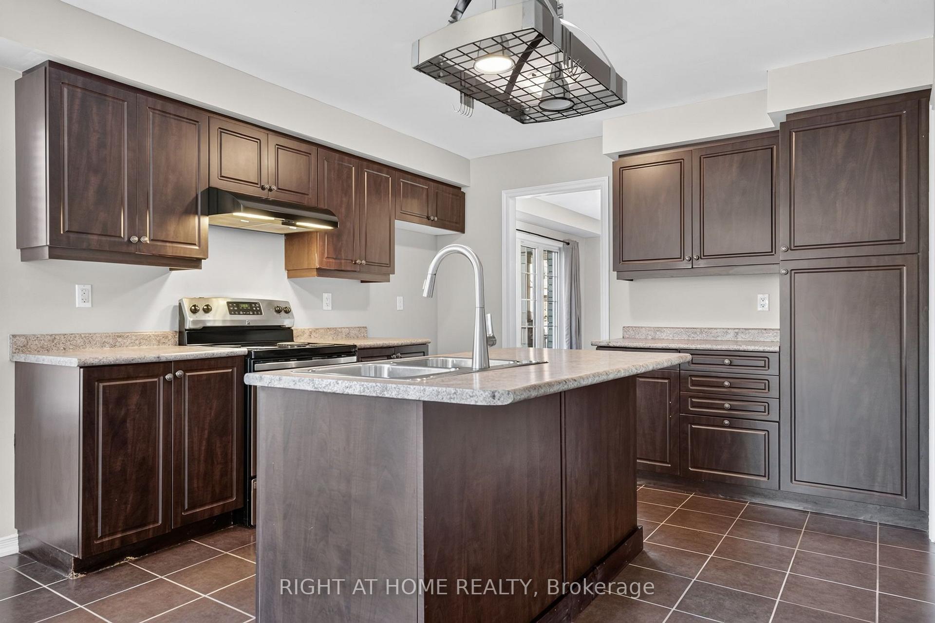 Photo 13 of 8460 Sweet Chestnut Drive, Niagara Falls, Brown — HOMEH