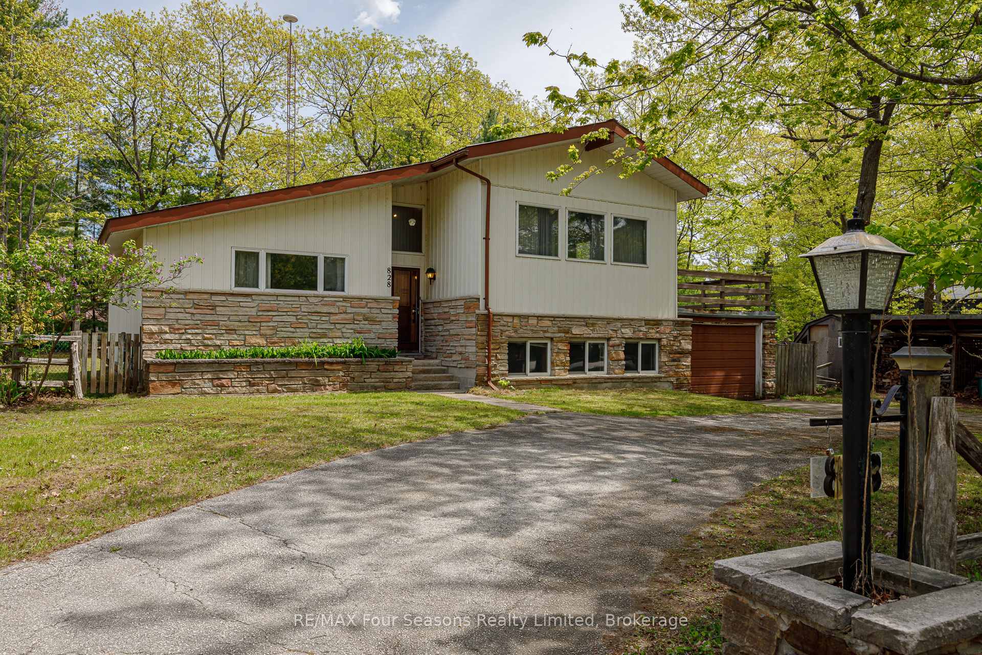 Photo 2 of 828 Oxbow Park Drive, Wasaga Beach — HOMEH