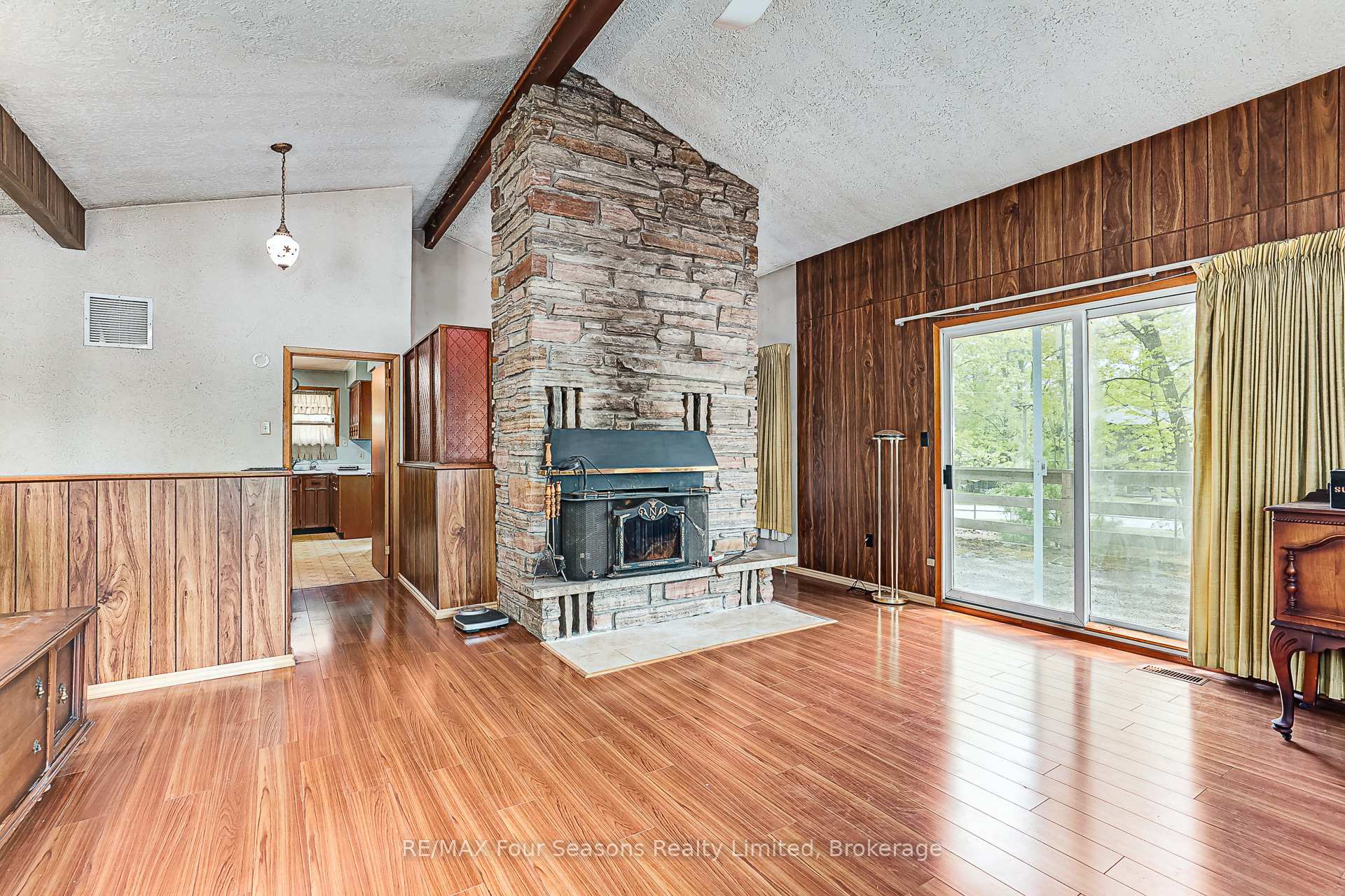 Photo 5 of 828 Oxbow Park Drive, Wasaga Beach — HOMEH