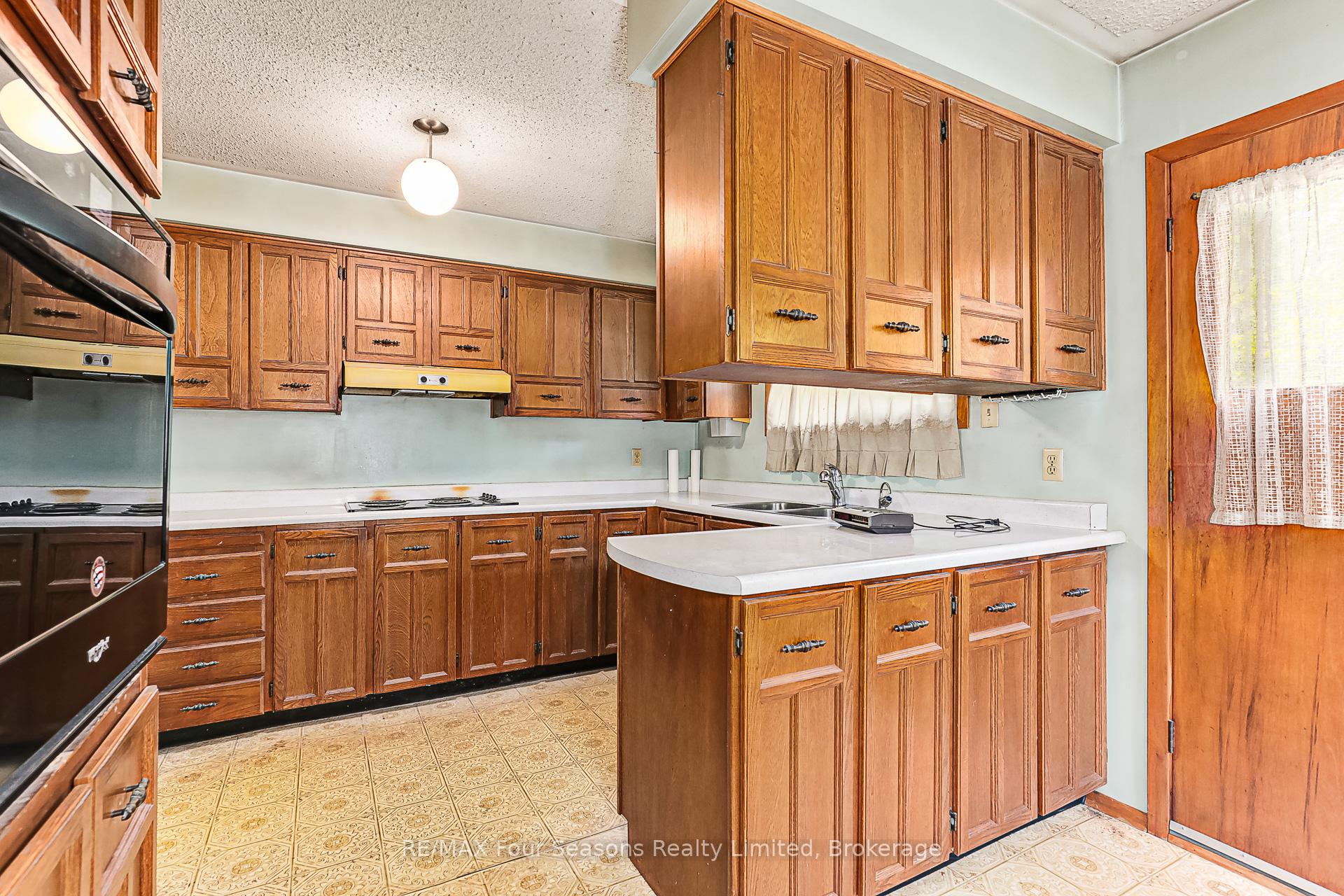 Photo 7 of 828 Oxbow Park Drive, Wasaga Beach — HOMEH