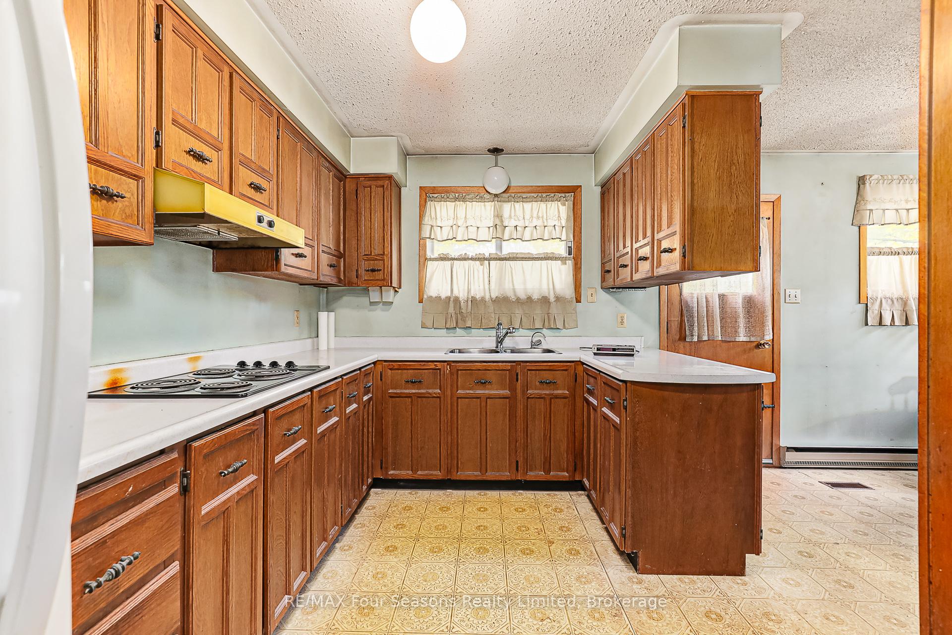 Photo 8 of 828 Oxbow Park Drive, Wasaga Beach — HOMEH