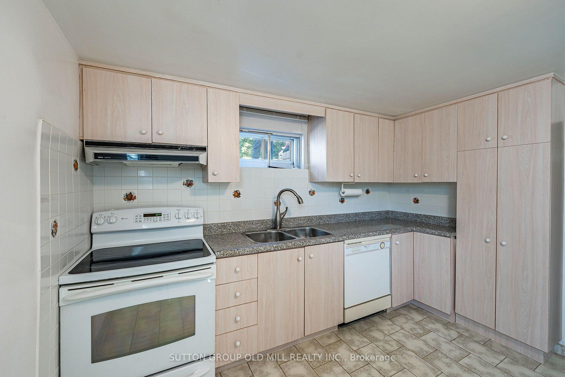 Photo 19 of 151 Lanyard Road, North York, Humbermede — HOMEH