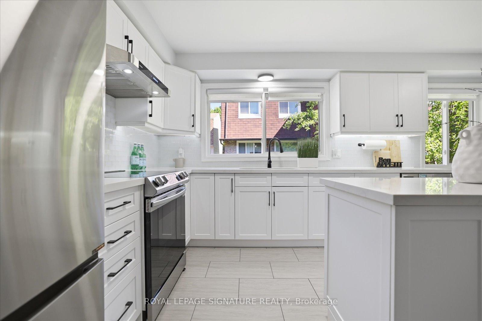 Photo 5 of 22 Snapdragon Drive, North York, Pleasant View — HOMEH