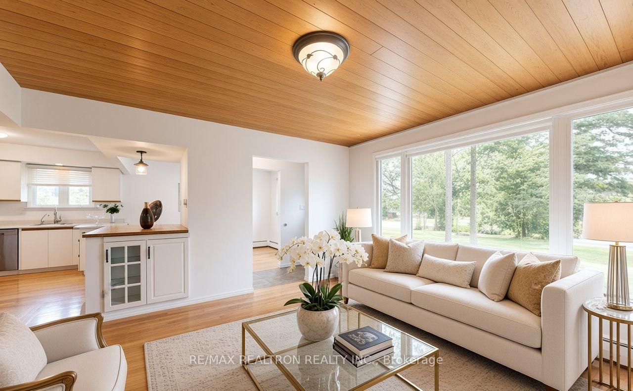 Photo 4 of 20201 Yonge Street, East Gwillimbury, Holland Landing — HOMEH