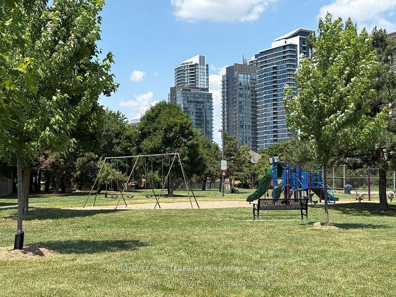 Photo 16 of 4635 Regents Terrace, Mississauga, Hurontario — HOMEH