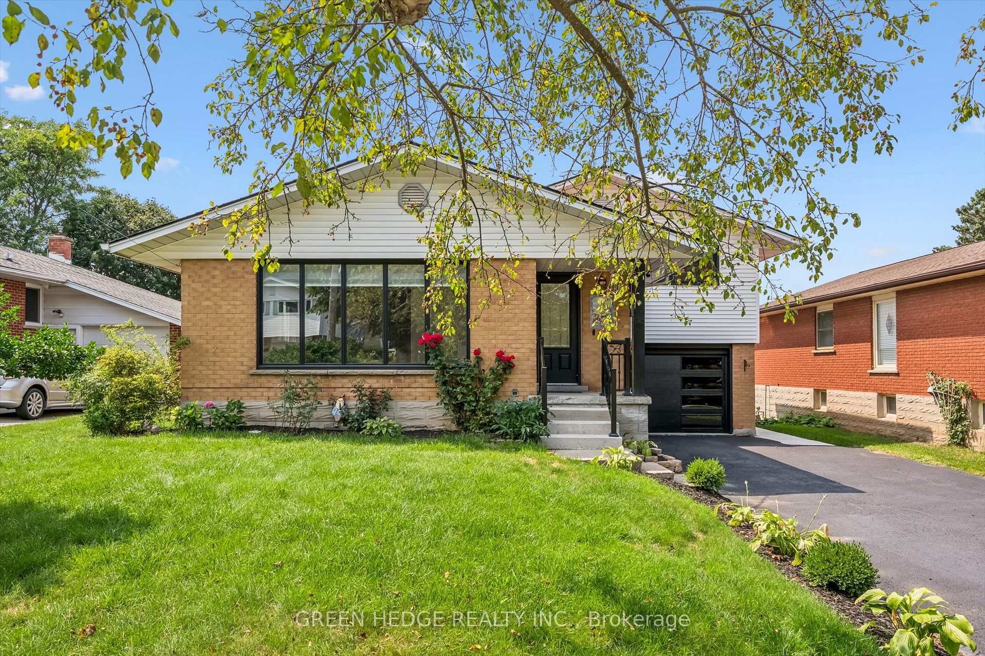 Photo 3 of 385 Village Crescent, Kitchener, Forest Hill — HOMEH