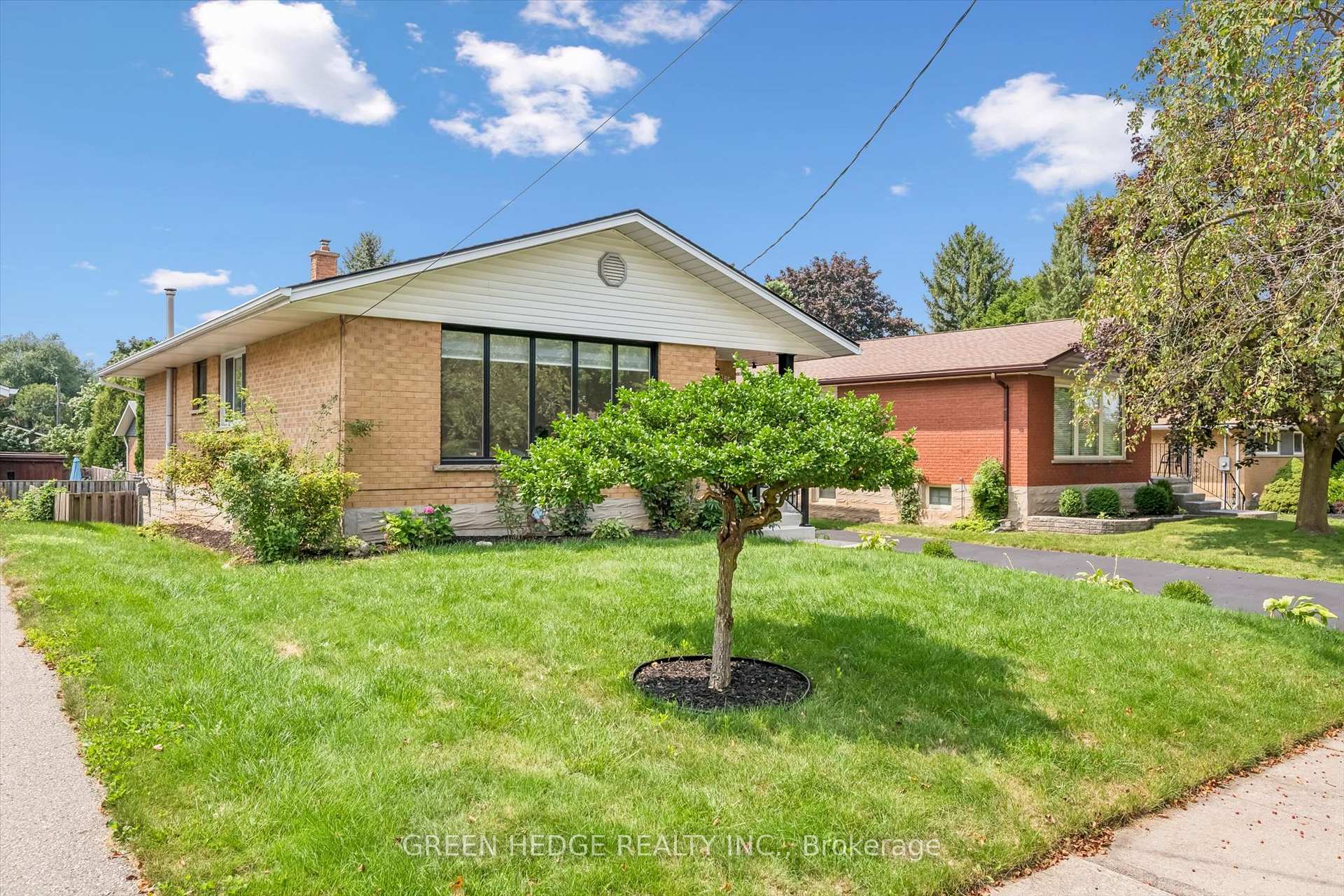 Photo 4 of 385 Village Crescent, Kitchener, Forest Hill — HOMEH