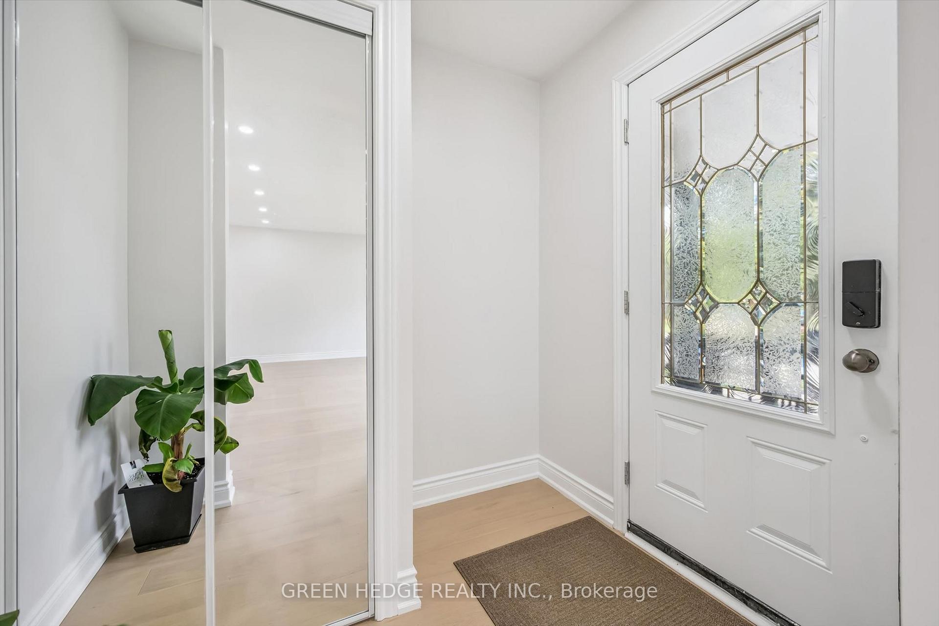 Photo 7 of 385 Village Crescent, Kitchener, Forest Hill — HOMEH