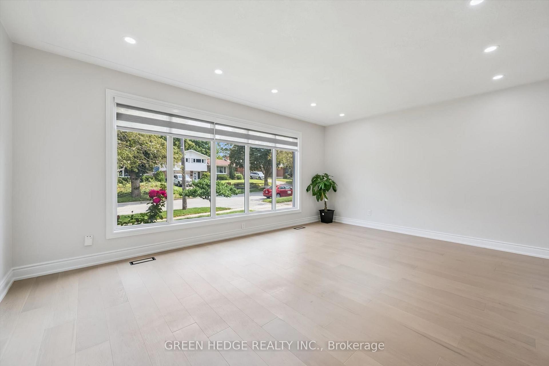 Photo 8 of 385 Village Crescent, Kitchener, Forest Hill — HOMEH