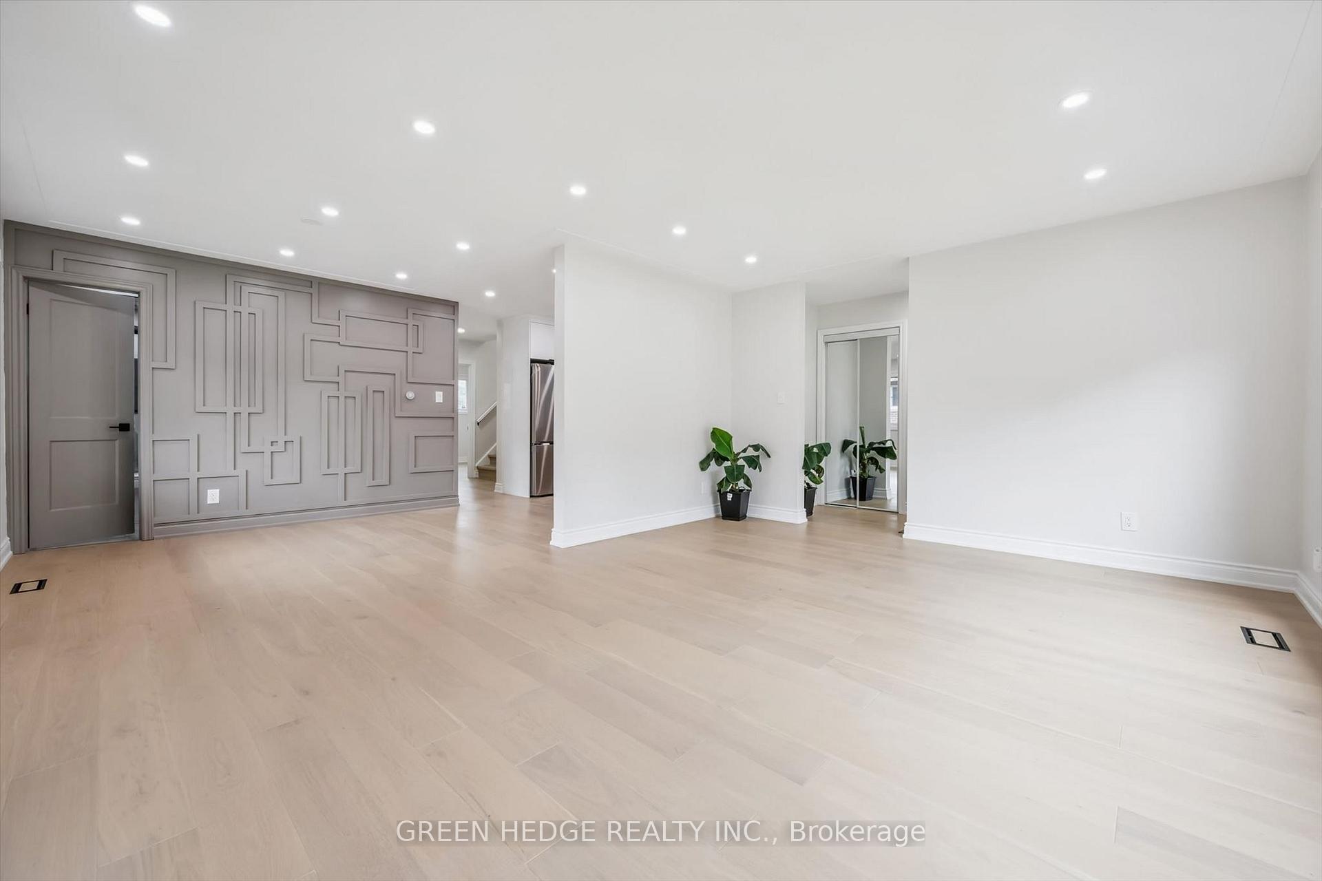 Photo 10 of 385 Village Crescent, Kitchener, Forest Hill — HOMEH