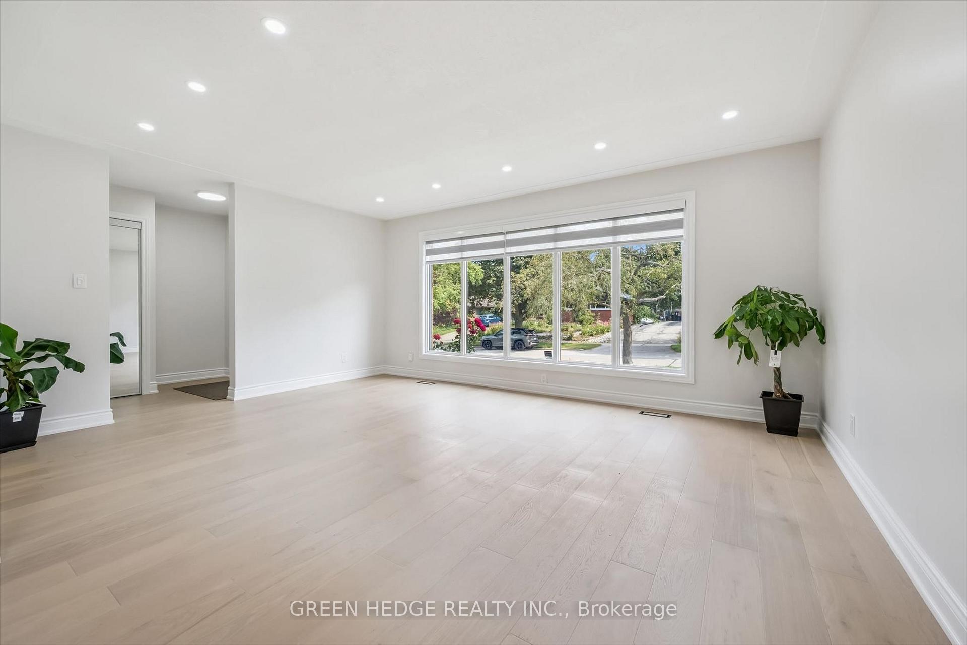 Photo 9 of 385 Village Crescent, Kitchener, Forest Hill — HOMEH