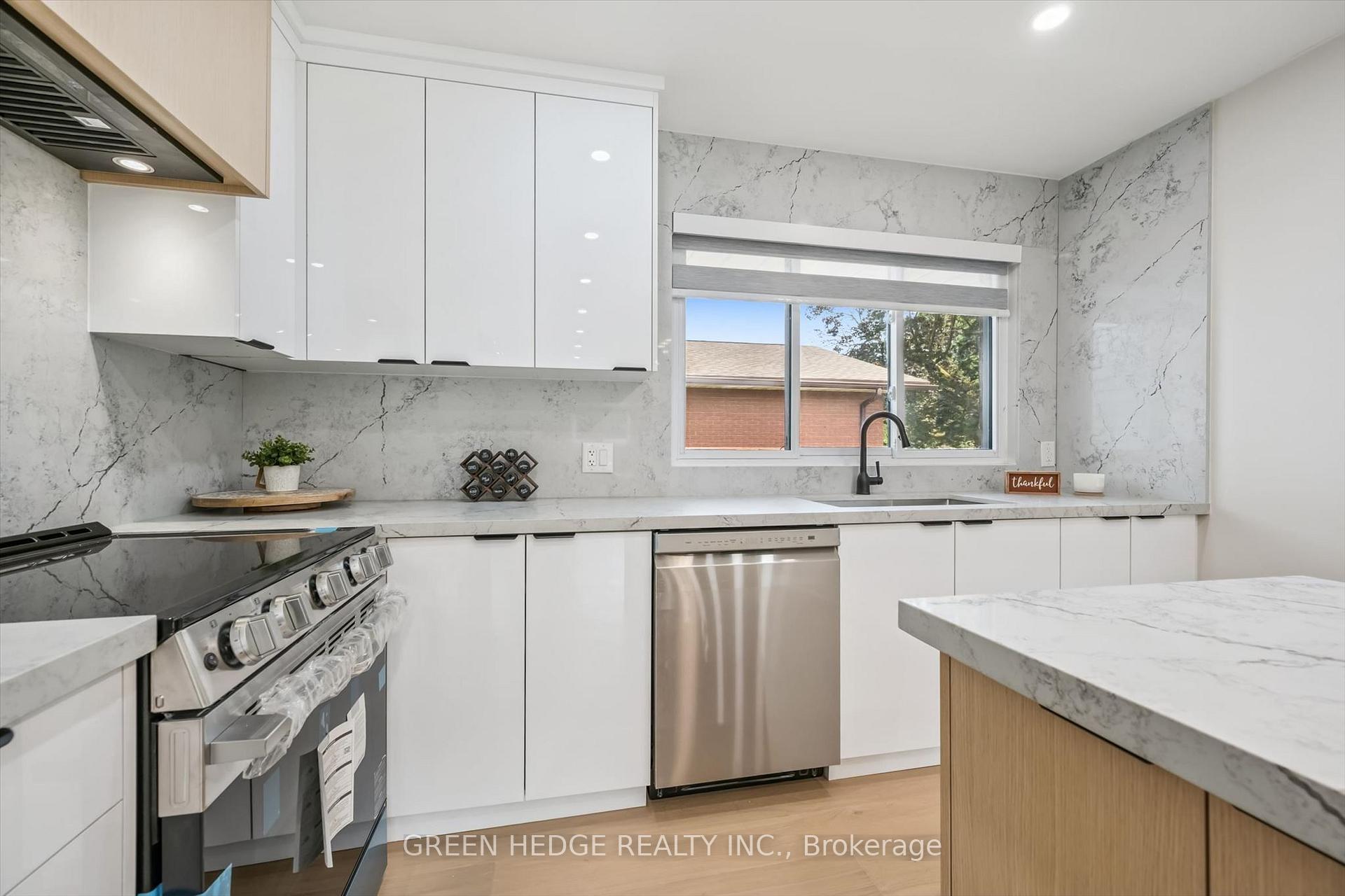 Photo 16 of 385 Village Crescent, Kitchener, Forest Hill — HOMEH