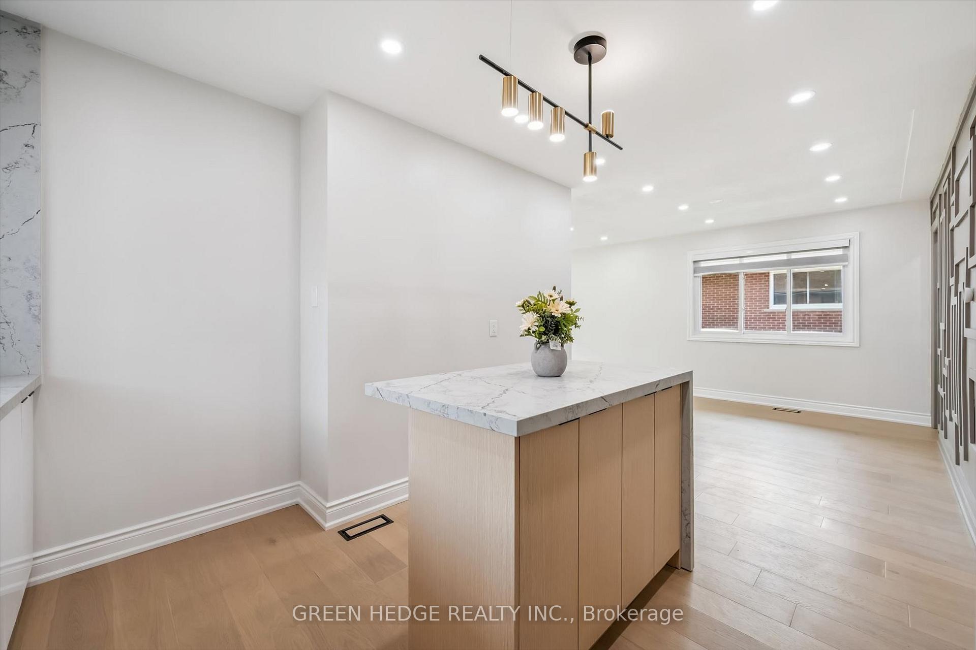 Photo 18 of 385 Village Crescent, Kitchener, Forest Hill — HOMEH
