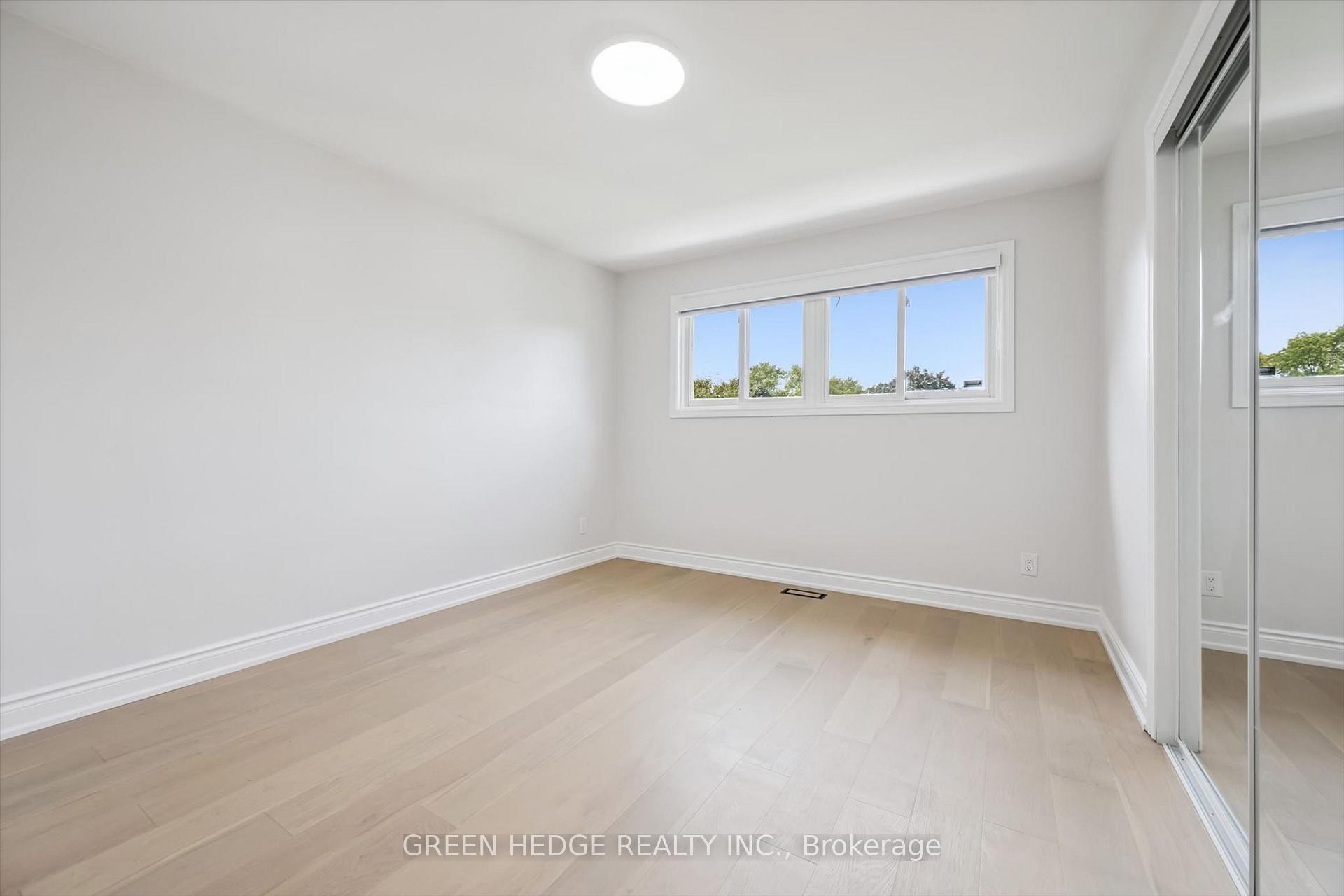 Photo 20 of 385 Village Crescent, Kitchener, Forest Hill — HOMEH