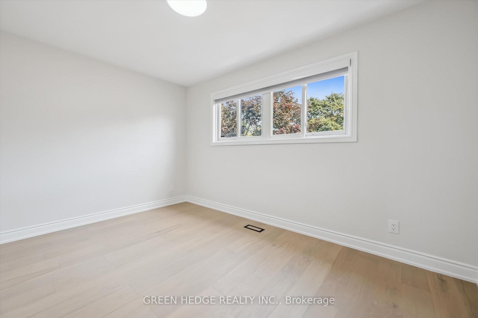 Photo 30 of 385 Village Crescent, Kitchener, Forest Hill — HOMEH