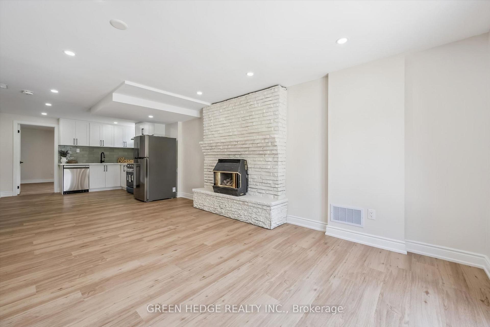 Photo 34 of 385 Village Crescent, Kitchener, Forest Hill — HOMEH