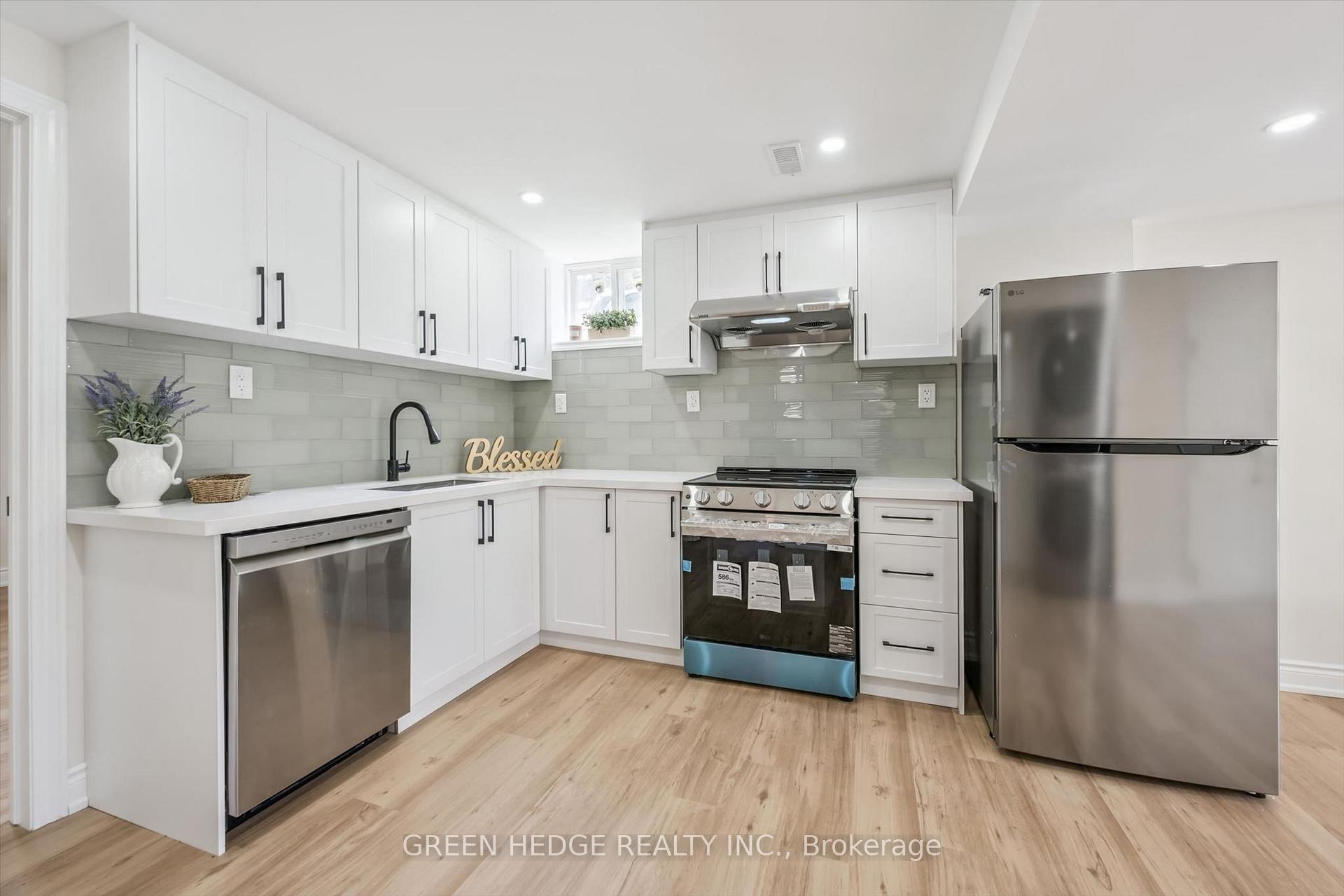 Photo 37 of 385 Village Crescent, Kitchener, Forest Hill — HOMEH