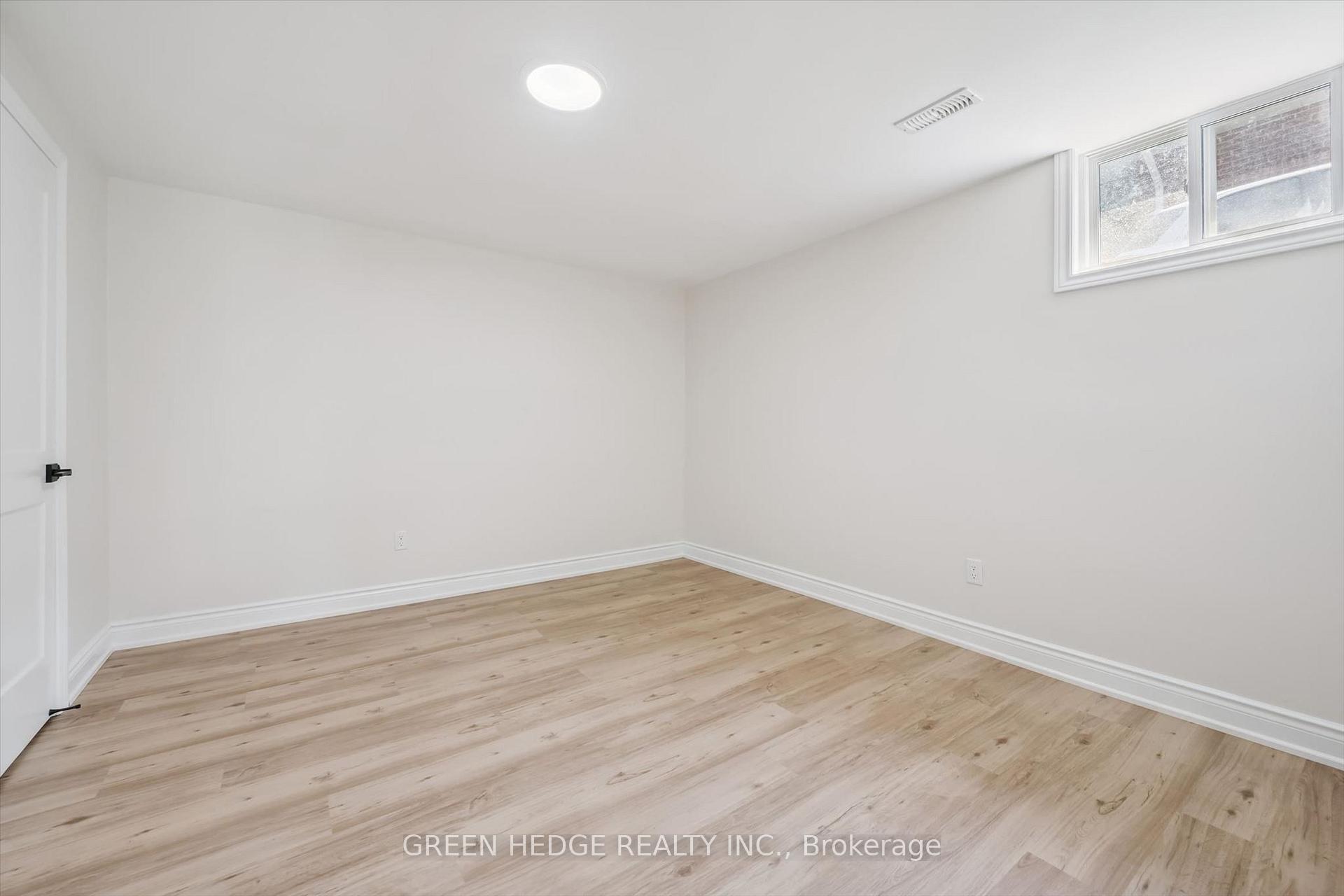 Photo 38 of 385 Village Crescent, Kitchener, Forest Hill — HOMEH