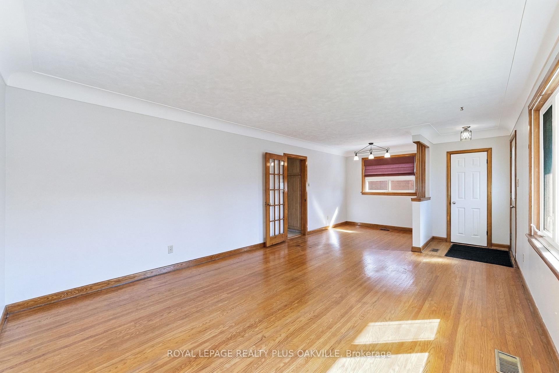 Photo 5 of 19 Endfield Avenue, Hamilton, Huntington — HOMEH