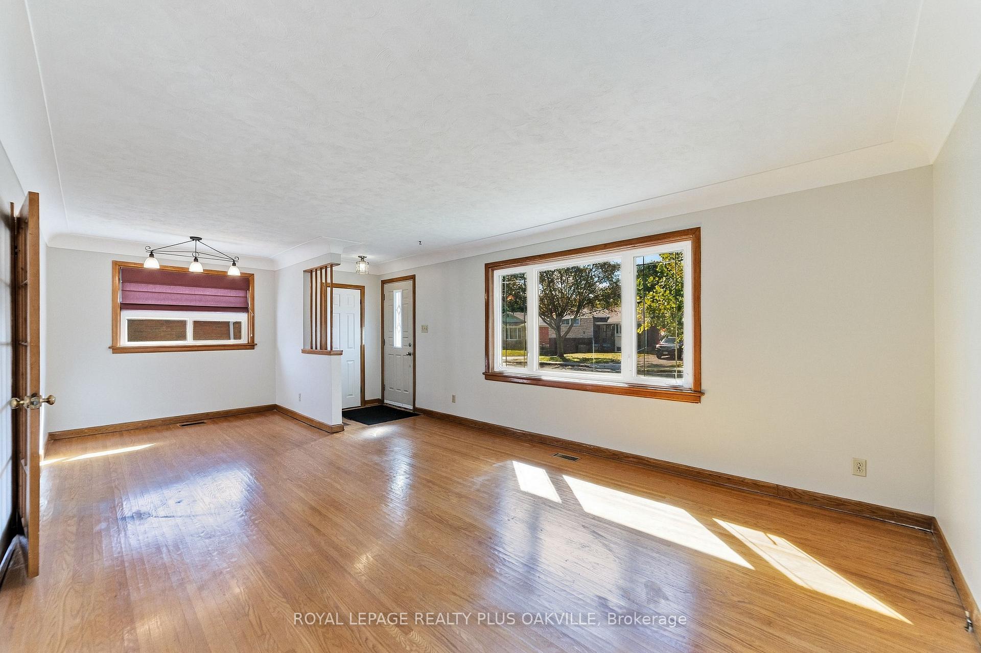 Photo 7 of 19 Endfield Avenue, Hamilton, Huntington — HOMEH