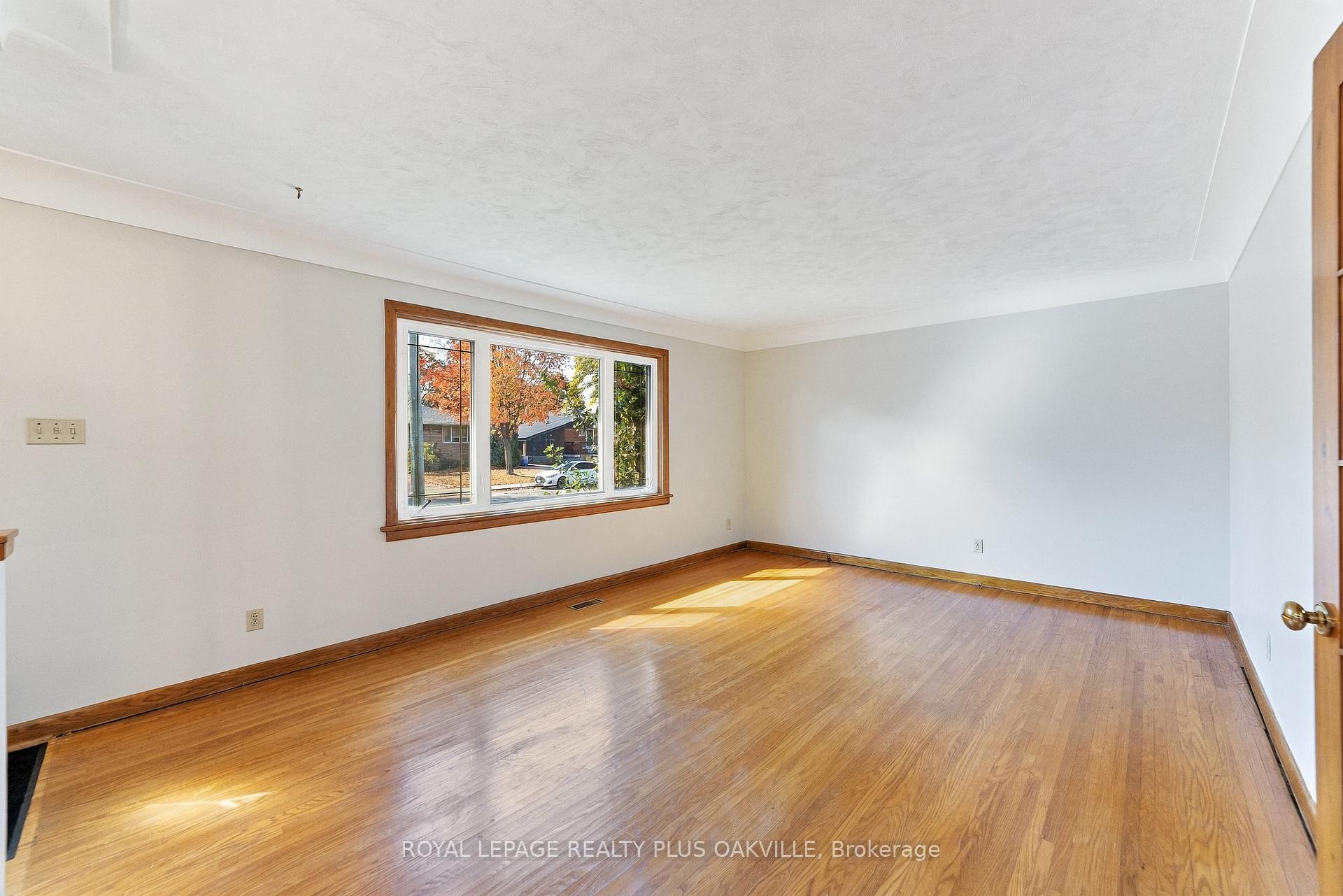 Photo 11 of 19 Endfield Avenue, Hamilton, Huntington — HOMEH