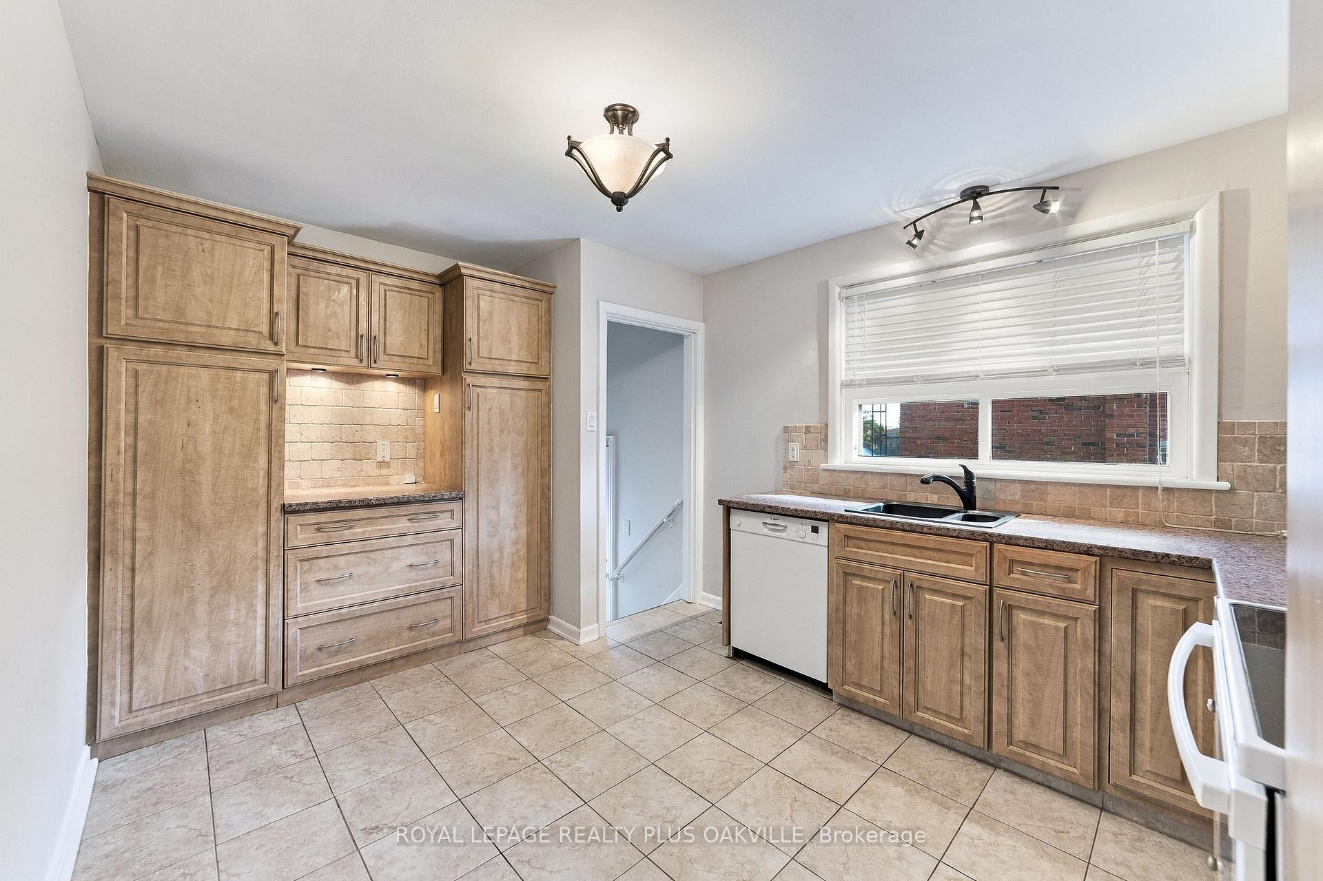Photo 12 of 19 Endfield Avenue, Hamilton, Huntington — HOMEH