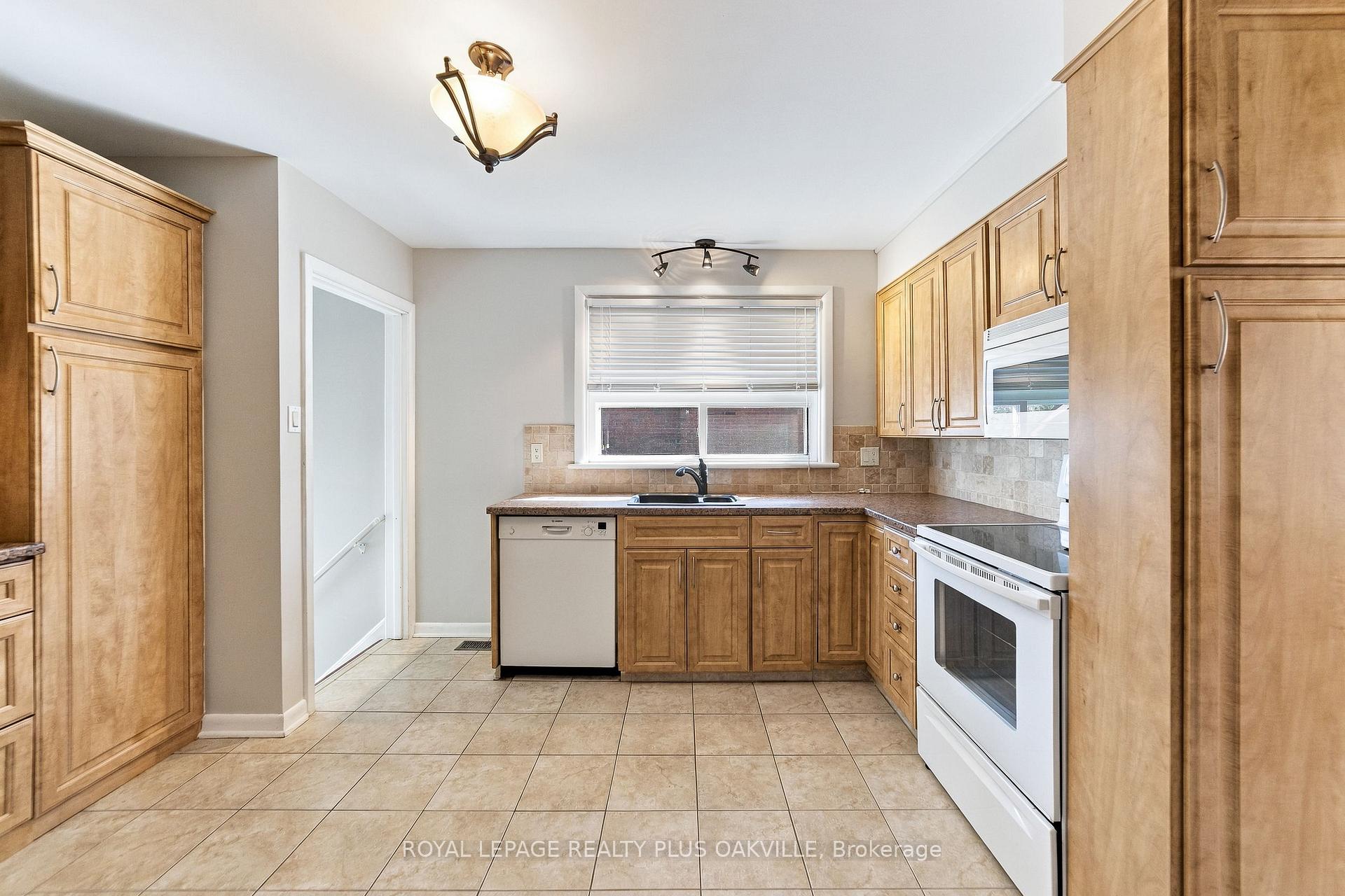 Photo 13 of 19 Endfield Avenue, Hamilton, Huntington — HOMEH
