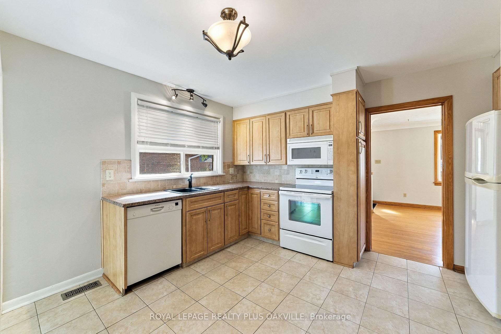 Photo 14 of 19 Endfield Avenue, Hamilton, Huntington — HOMEH