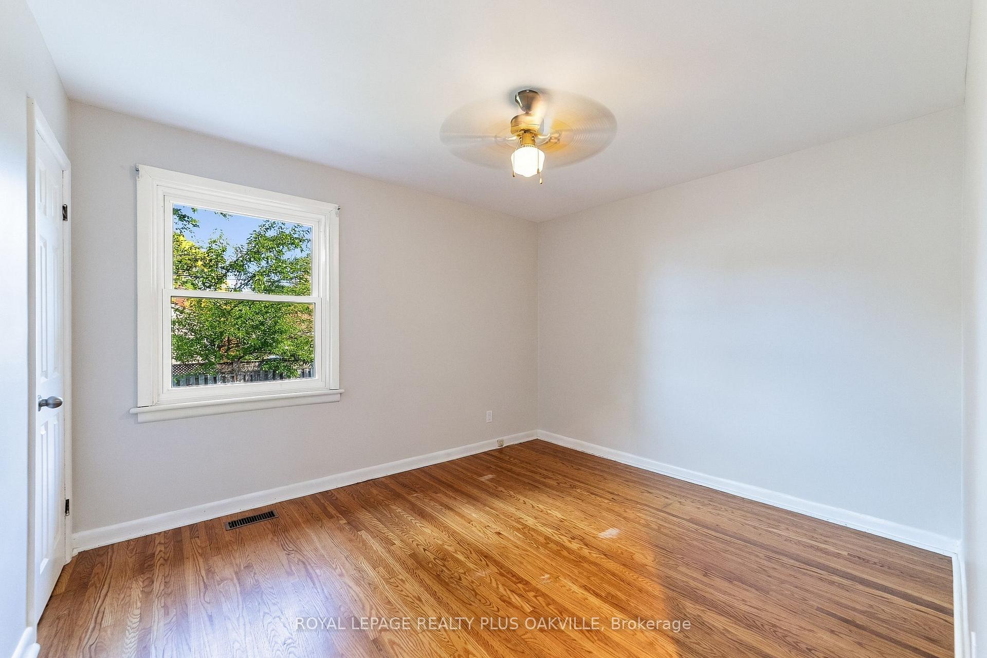 Photo 20 of 19 Endfield Avenue, Hamilton, Huntington — HOMEH