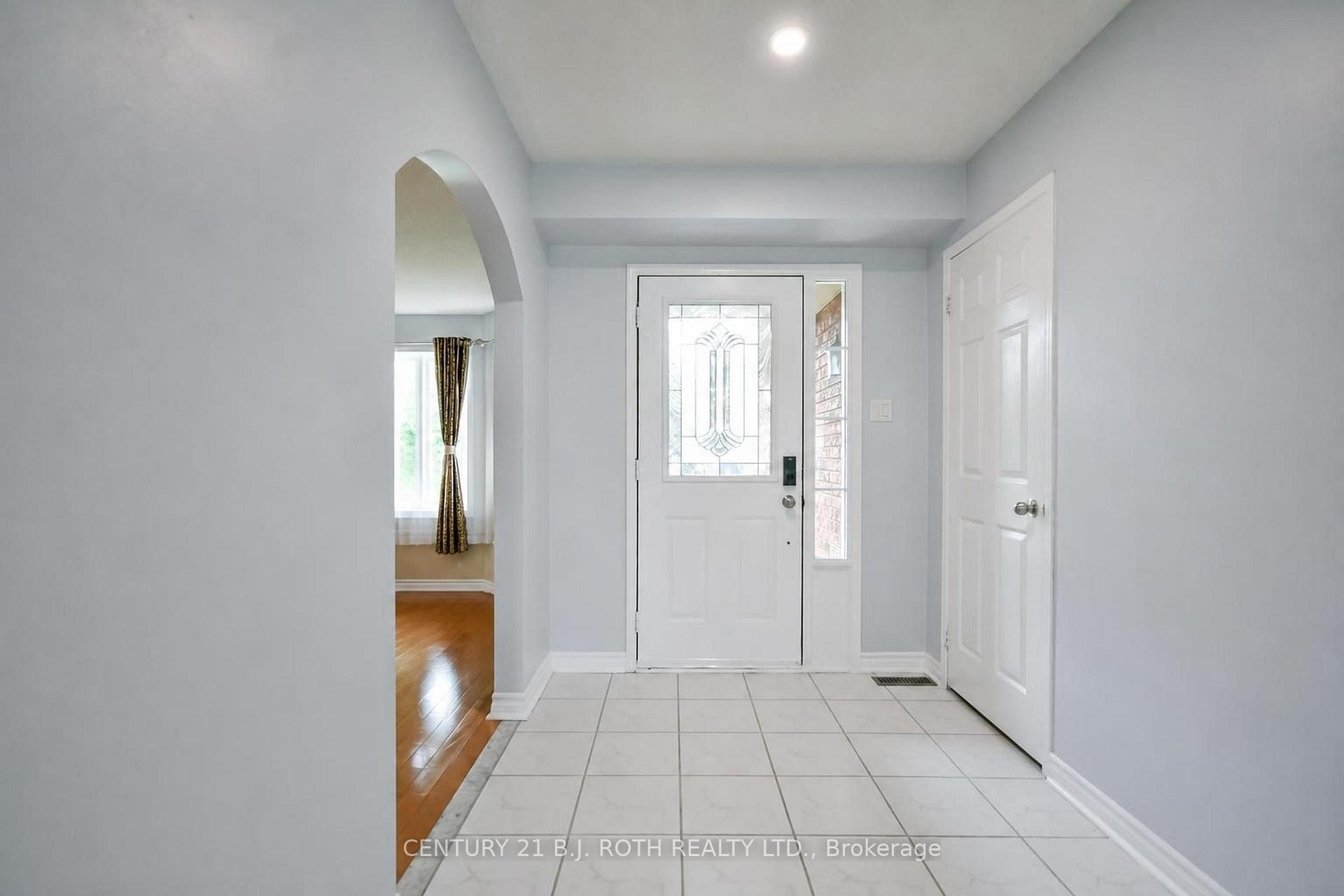 Photo 2 of 17 Crompton Drive, Barrie, Little Lake — HOMEH