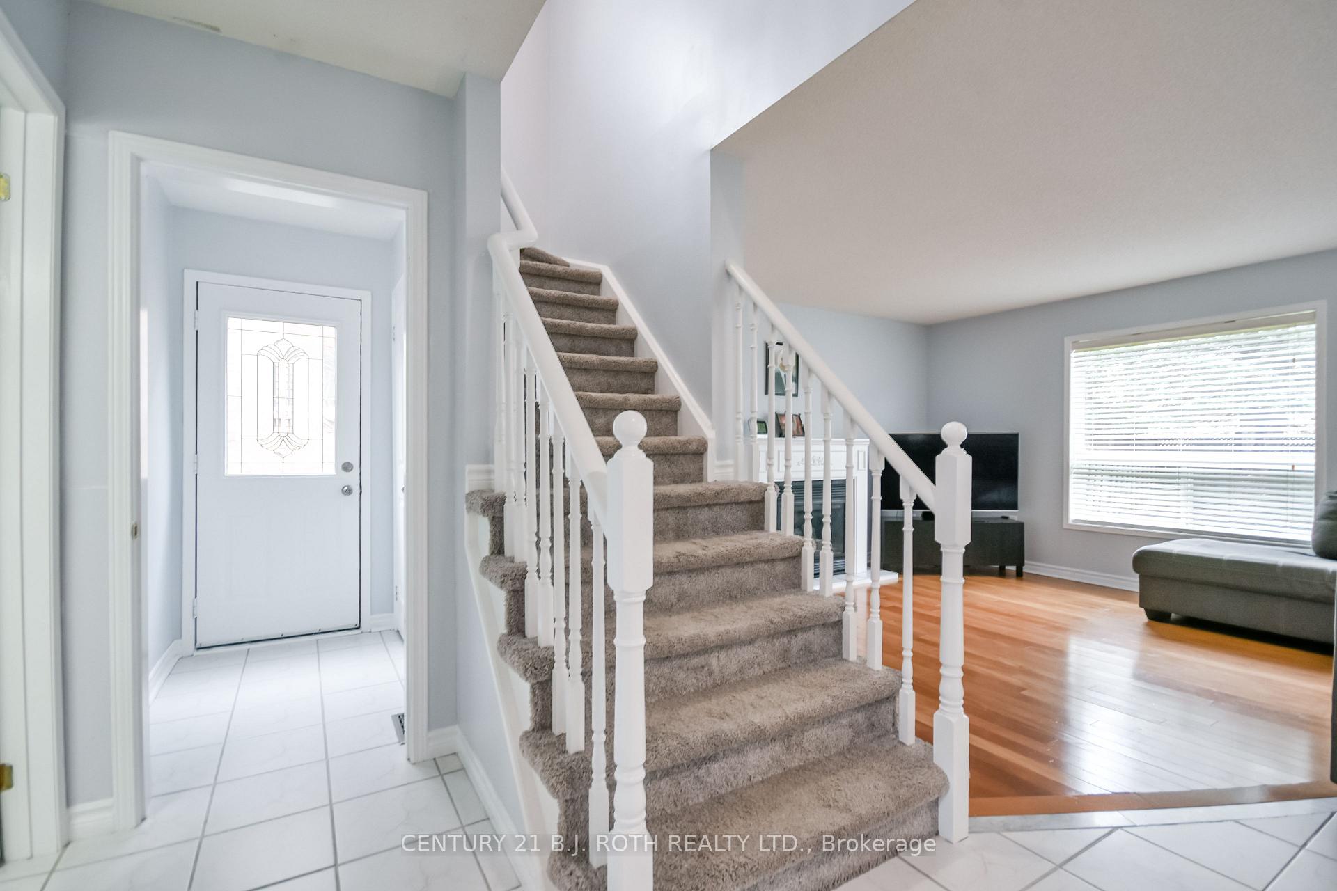 Photo 3 of 17 Crompton Drive, Barrie, Little Lake — HOMEH
