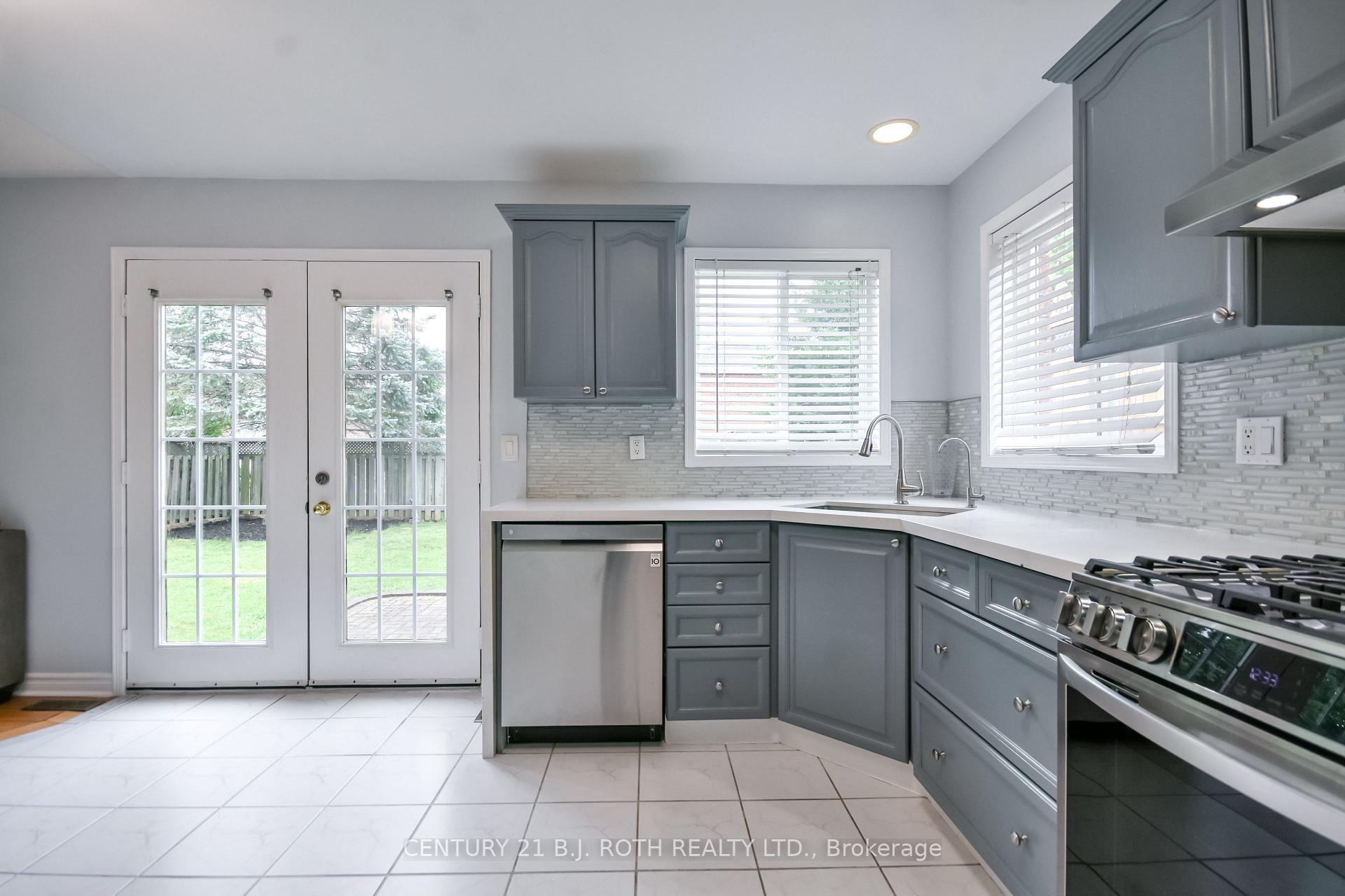 Photo 4 of 17 Crompton Drive, Barrie, Little Lake — HOMEH