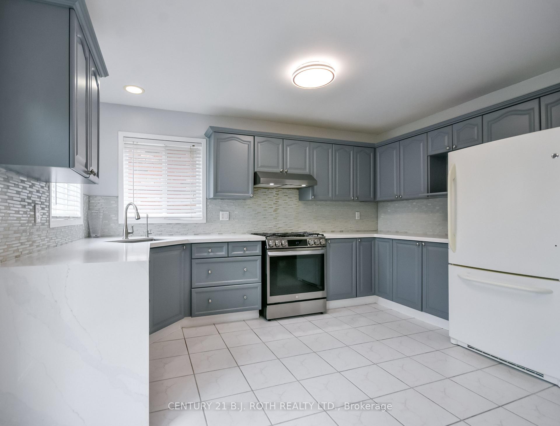 Photo 5 of 17 Crompton Drive, Barrie, Little Lake — HOMEH
