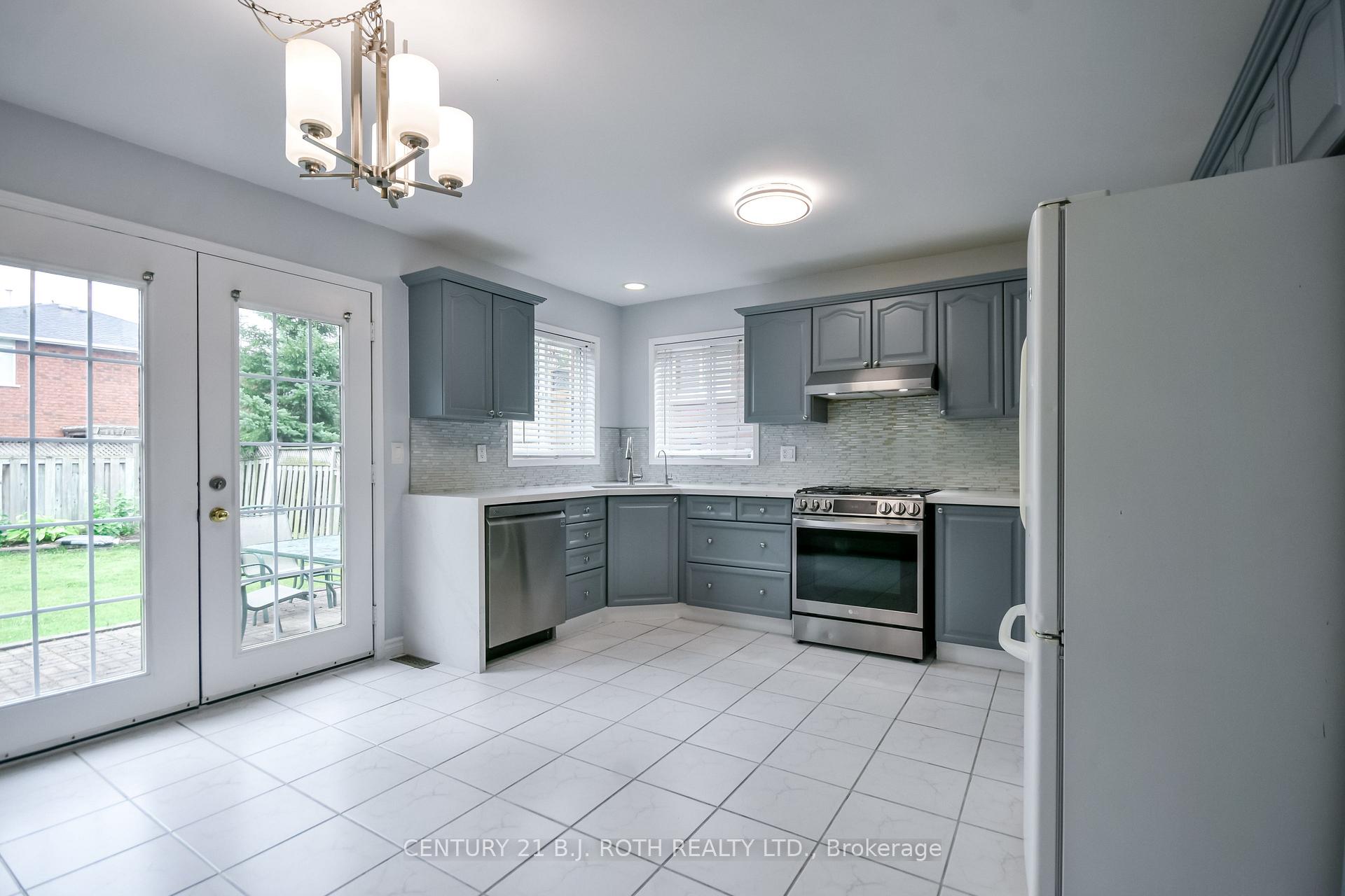 Photo 6 of 17 Crompton Drive, Barrie, Little Lake — HOMEH
