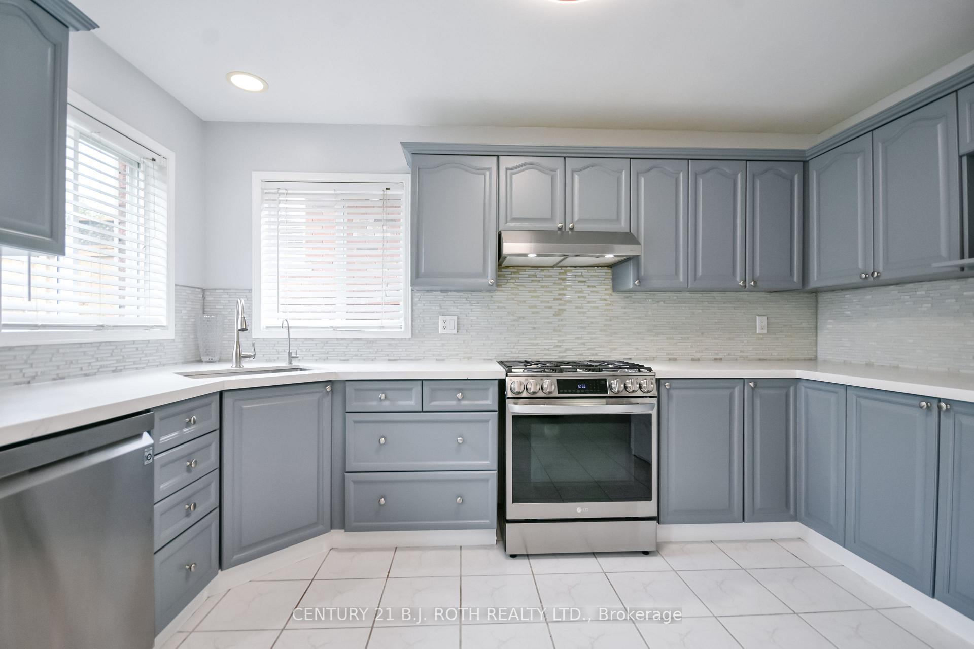 Photo 7 of 17 Crompton Drive, Barrie, Little Lake — HOMEH