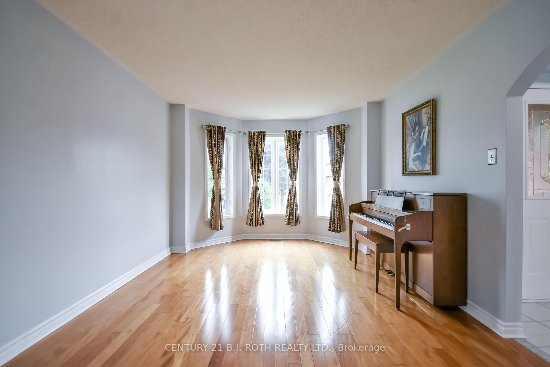 Photo 8 of 17 Crompton Drive, Barrie, Little Lake — HOMEH