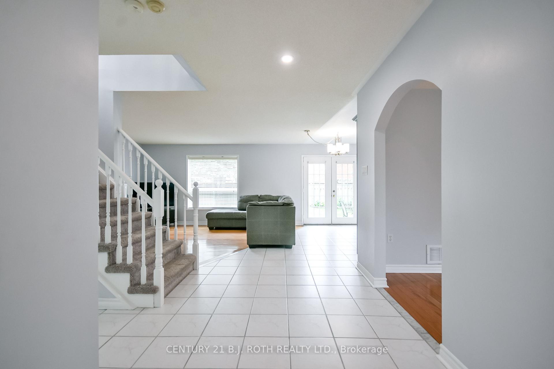 Photo 10 of 17 Crompton Drive, Barrie, Little Lake — HOMEH