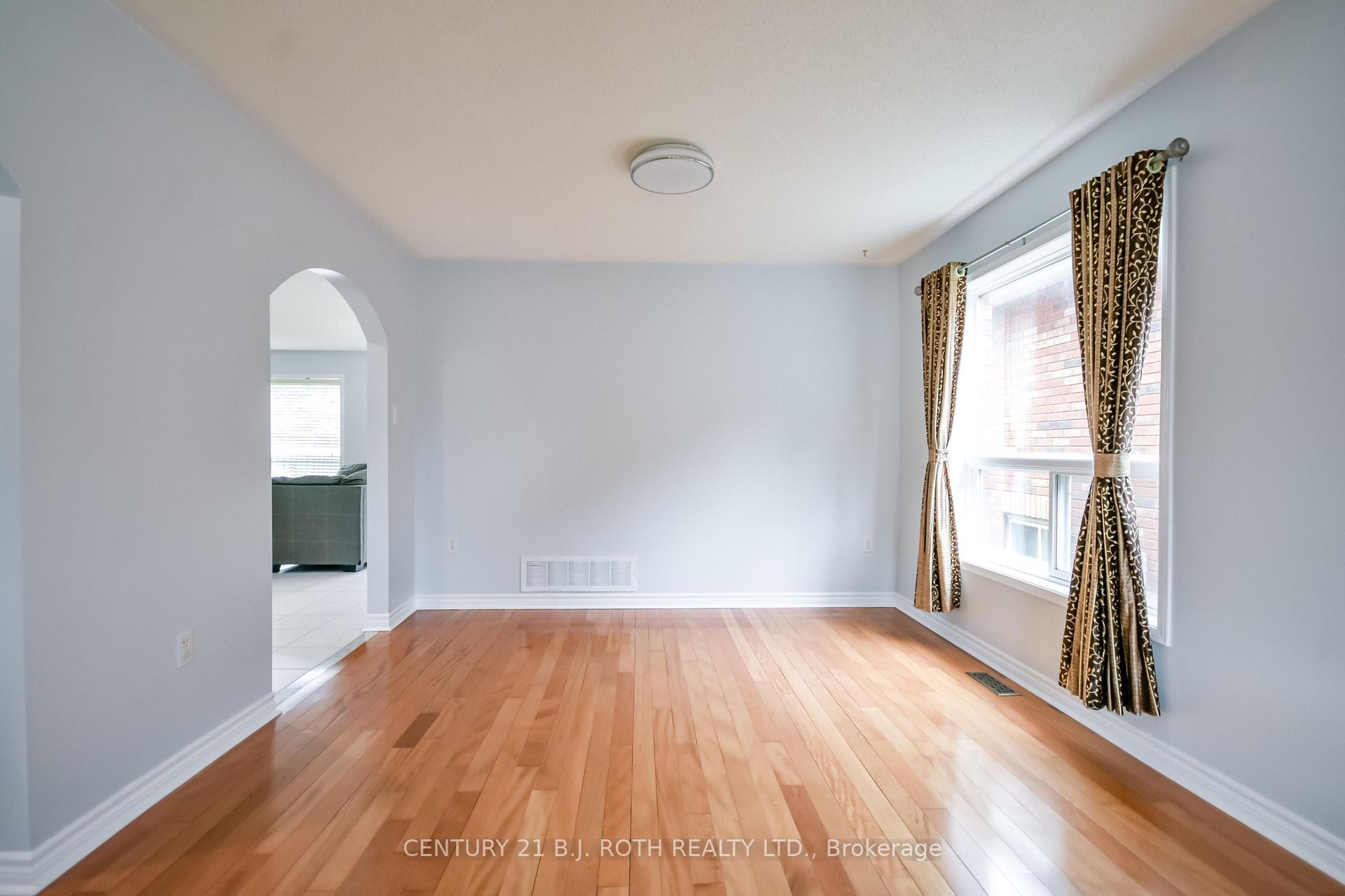 Photo 11 of 17 Crompton Drive, Barrie, Little Lake — HOMEH