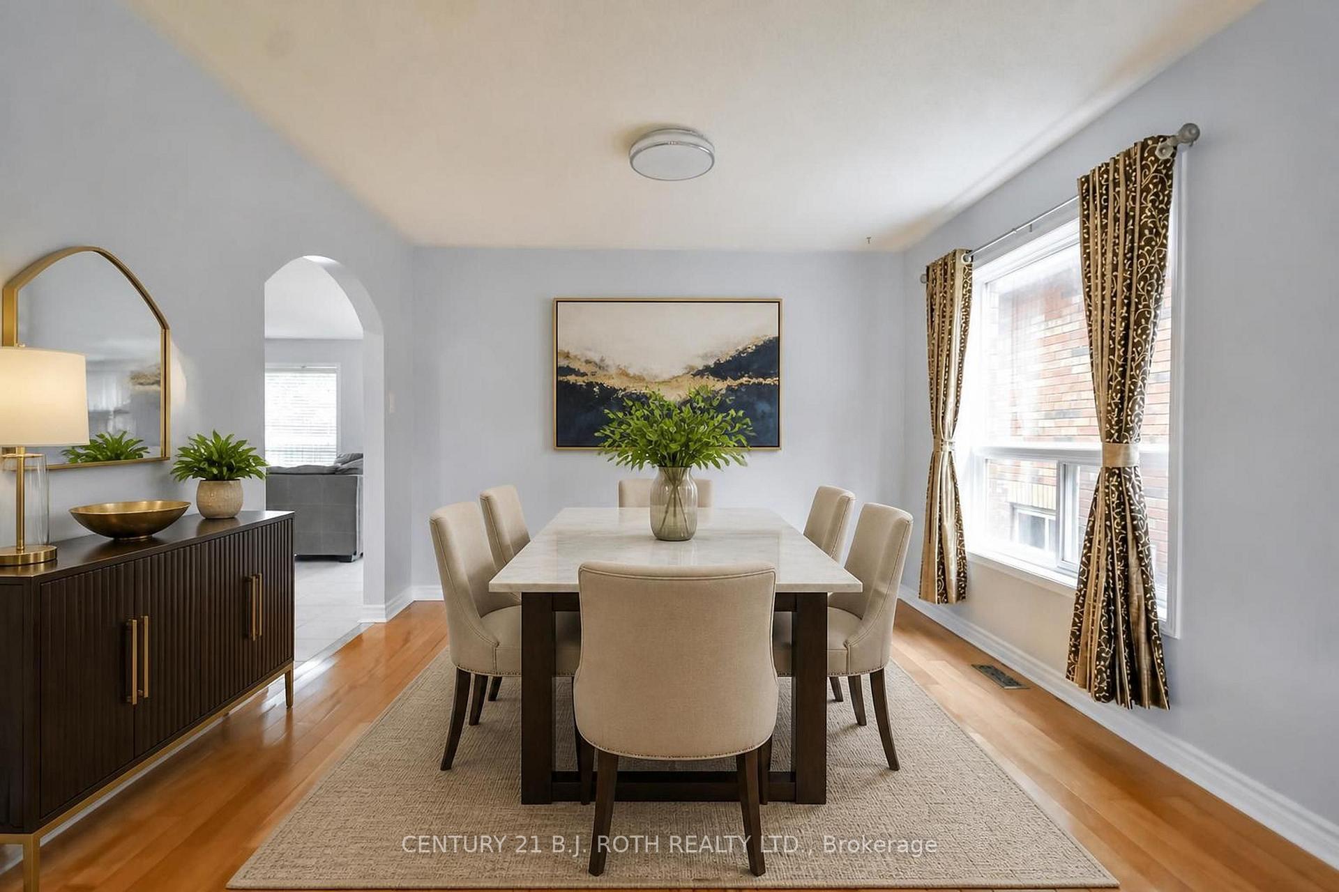 Photo 12 of 17 Crompton Drive, Barrie, Little Lake — HOMEH
