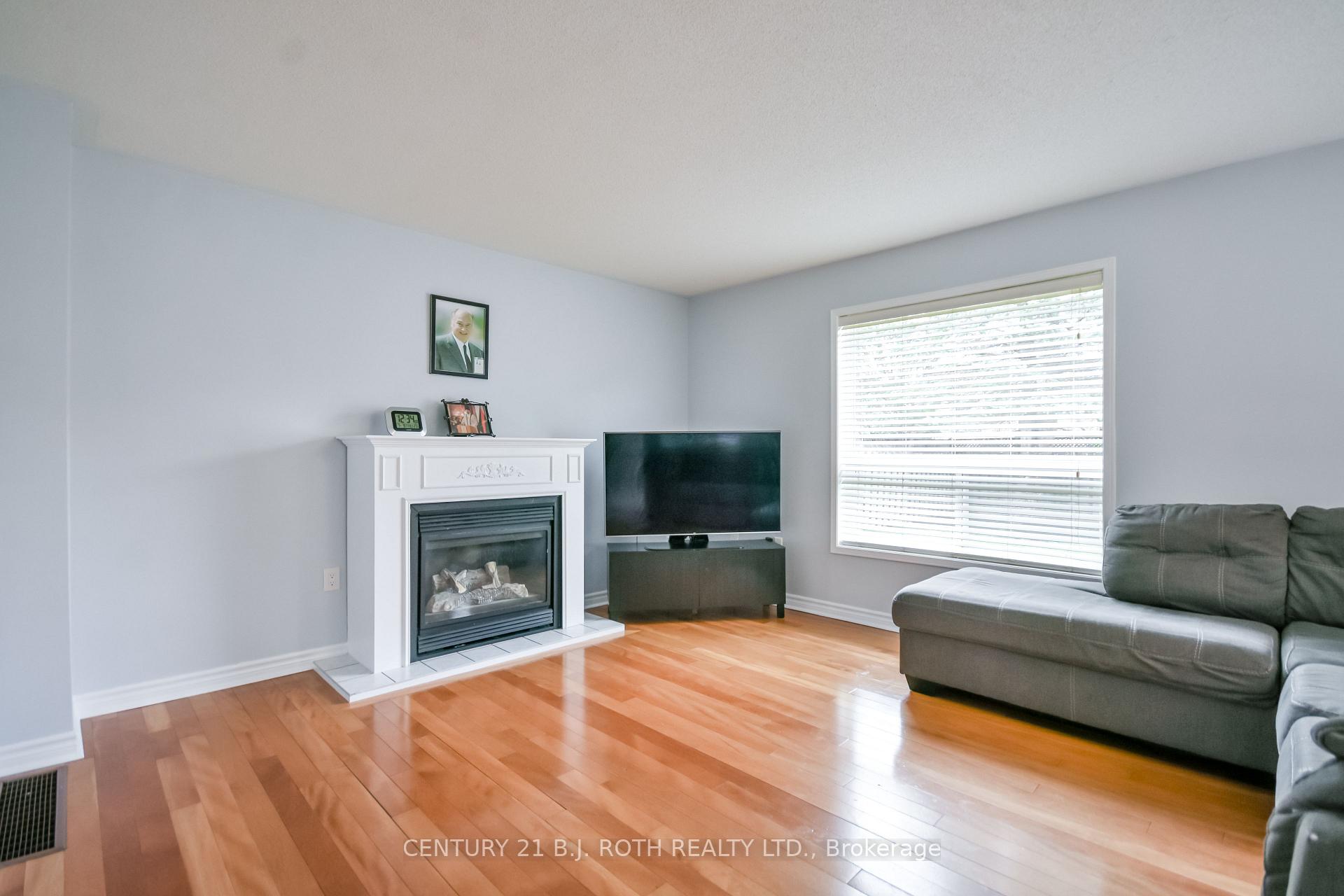Photo 13 of 17 Crompton Drive, Barrie, Little Lake — HOMEH