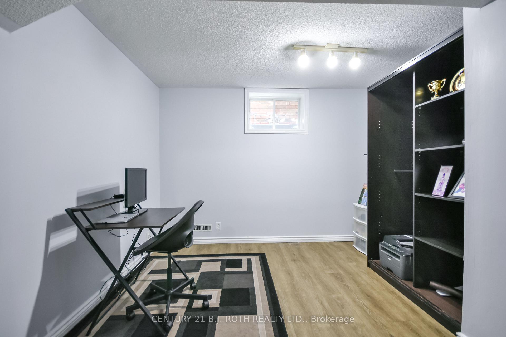 Photo 32 of 17 Crompton Drive, Barrie, Little Lake — HOMEH