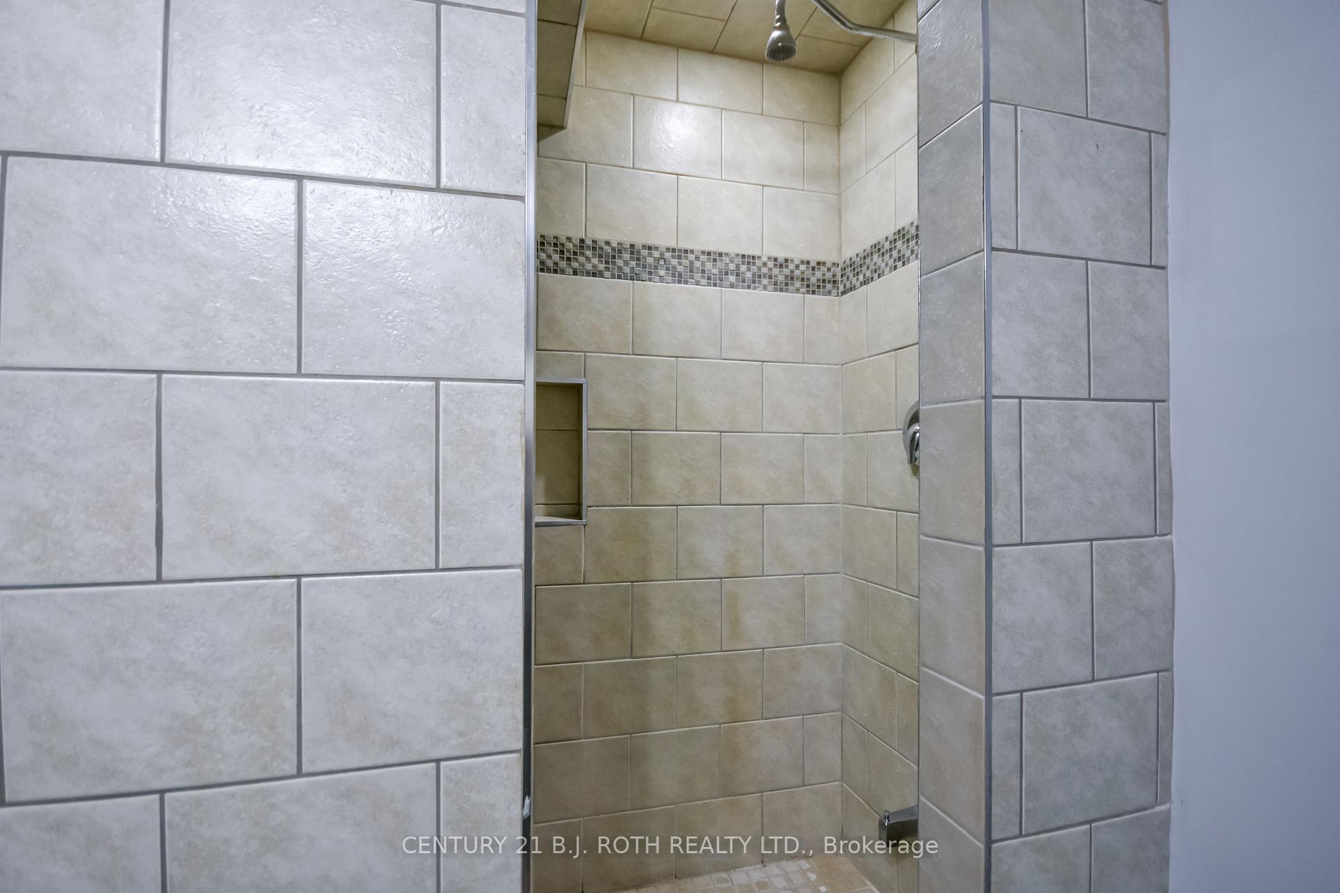 Photo 36 of 17 Crompton Drive, Barrie, Little Lake — HOMEH