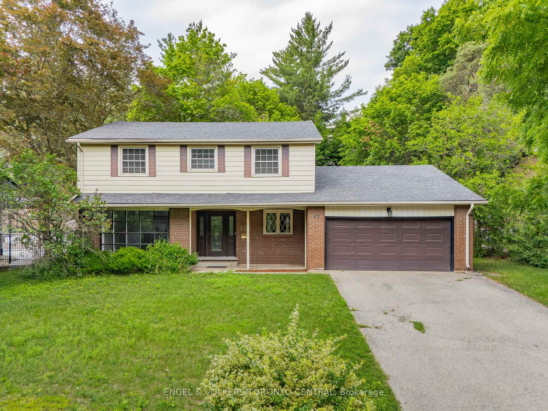 Photo 2 of 256 Shakespeare Drive, Waterloo, Beechwood — HOMEH