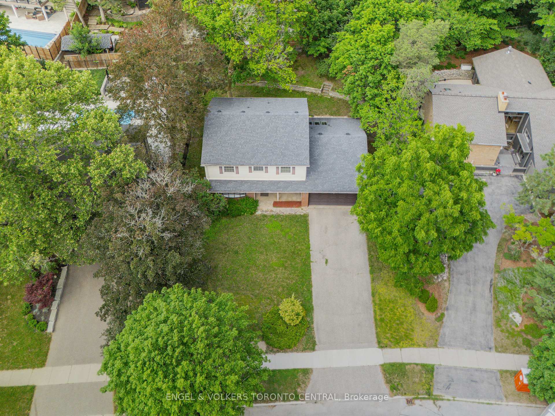 Photo 3 of 256 Shakespeare Drive, Waterloo, Beechwood — HOMEH