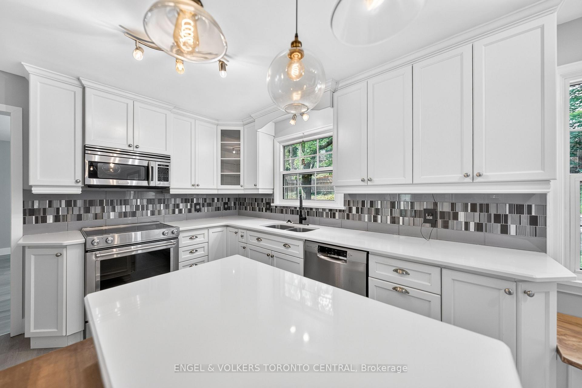 Photo 12 of 256 Shakespeare Drive, Waterloo, Beechwood — HOMEH