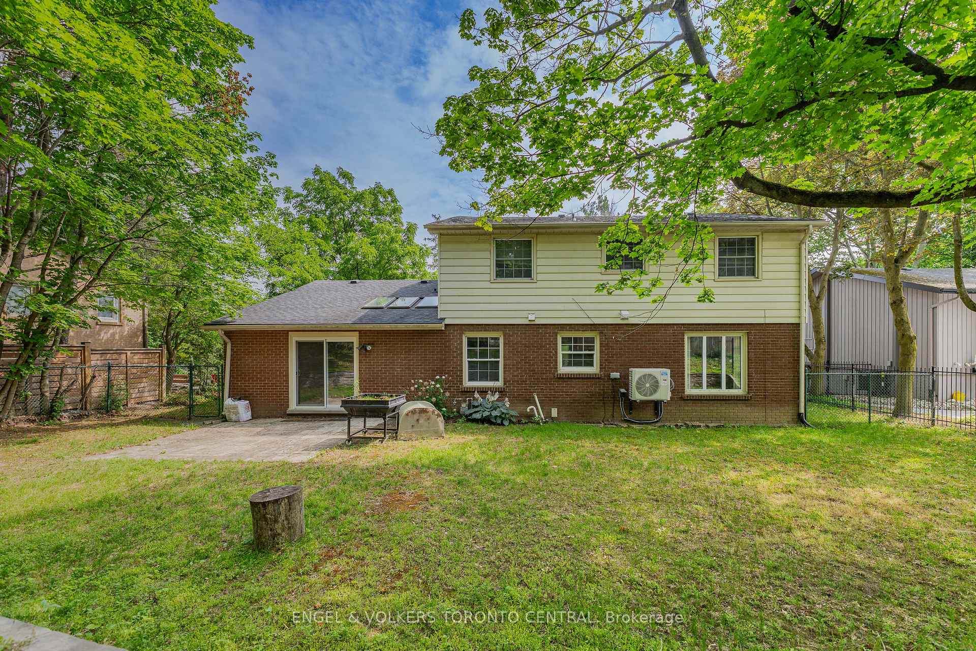 Photo 37 of 256 Shakespeare Drive, Waterloo, Beechwood — HOMEH