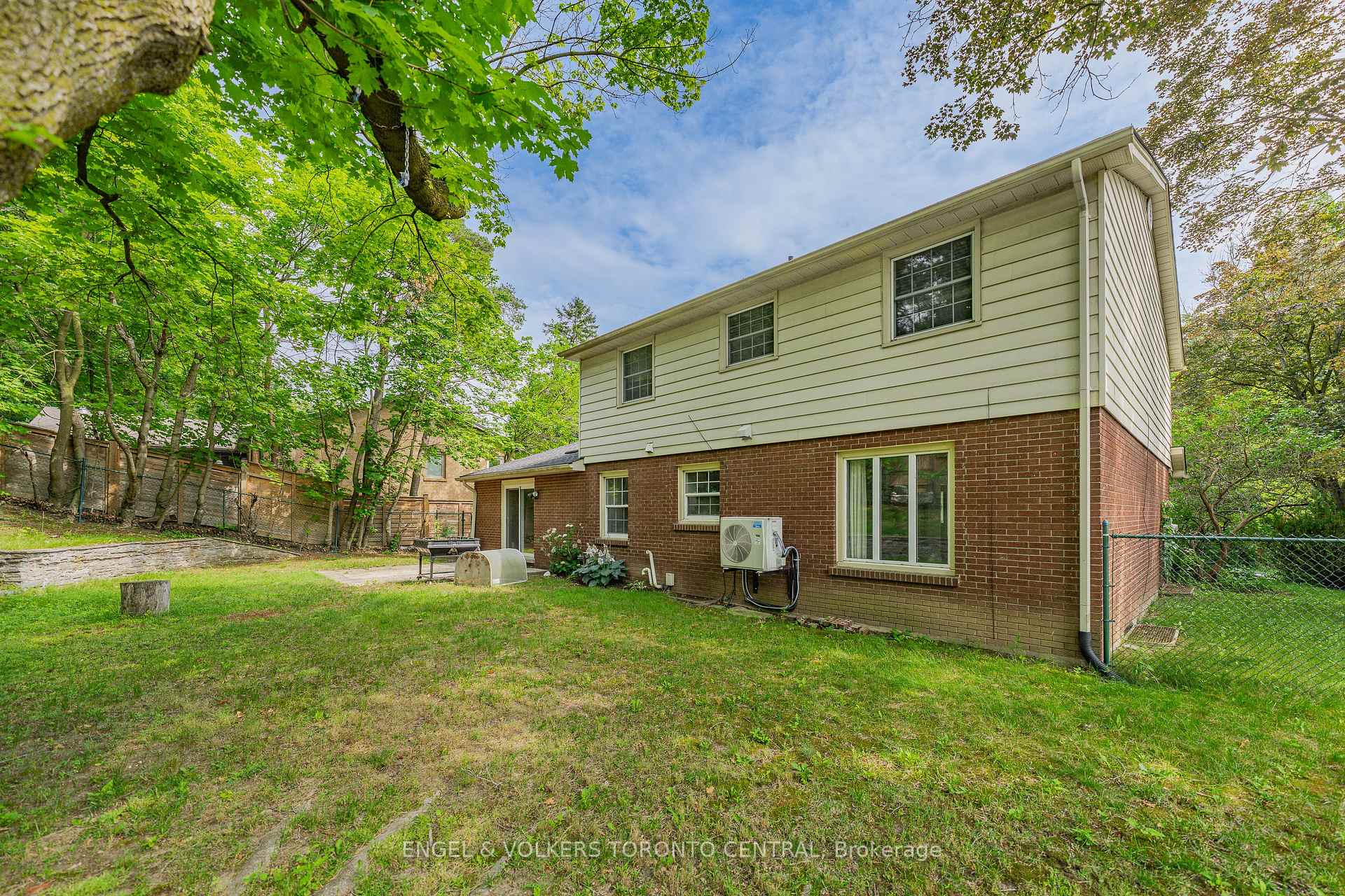 Photo 38 of 256 Shakespeare Drive, Waterloo, Beechwood — HOMEH