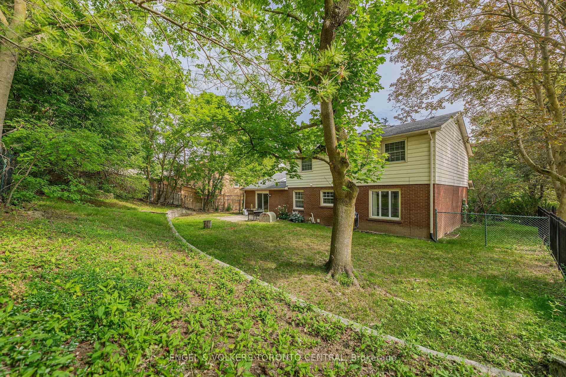 Photo 39 of 256 Shakespeare Drive, Waterloo, Beechwood — HOMEH